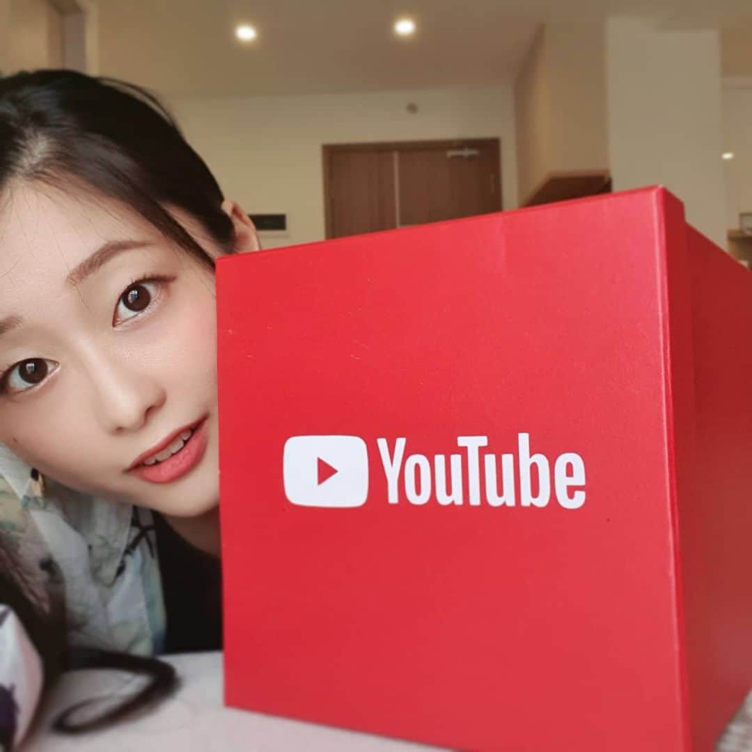 Akariのインスタグラム：「I just received a big box from YouTube 👀🌟 What's inside?? 🤔 . . . Please wait for the next next video 😁hihi . . #youtube  #ancariroom  #vietnam  #saigon」