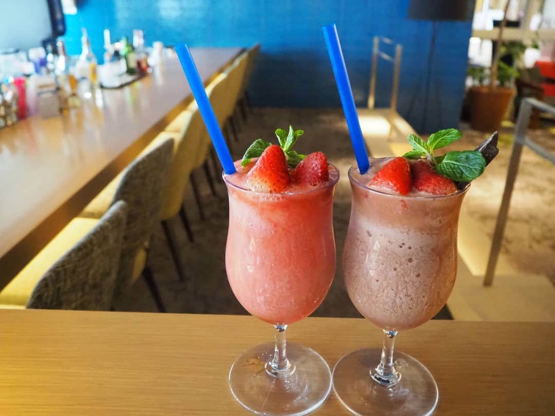 スパ ラクーア公式のインスタグラム：「. ／ #スパラク苺美活 🍓で ご招待が当たるチャンス✨ ＼ . ～THE BAR編～ . 現在開催中の｢いちごFair｣では、いちごのドリンクもご用意しておりますよ🍓 . 大人気の｢あまおうスムージー｣は見た目も可愛くボリュームも満点◎お風呂あがりの喉を潤すにもピッタリですよ✨ 期間限定の｢あまチョコスムージー｣は、チョコレートリキュールが入った大人の味に🍫甘さと酸味のベストマッチをご賞味ください☝️ . ○あまおうスムージー ※ノンアルコール ○あまチョコスムージー ※アルコール . メニューをご注文の際は、是非《#スパラク苺美活 》を付けてSNSに投稿してくださいね📸 . ---------------------------- スパ ラクーアでは、ご来館される皆さまにより安心してお楽しみいただけますよう、感染予防活動を徹底しております。 活動の詳細はスパ ラクーアHPをご覧ください。 ---------------------------- . #スパラクーア #スパ #ラクーア #温泉 #サウナ #岩盤浴 #いちご #苺 #ストロベリー #ビタミンC #ポリフェノール #免疫力 #免疫力アップ #苺美活 #いちご好き」
