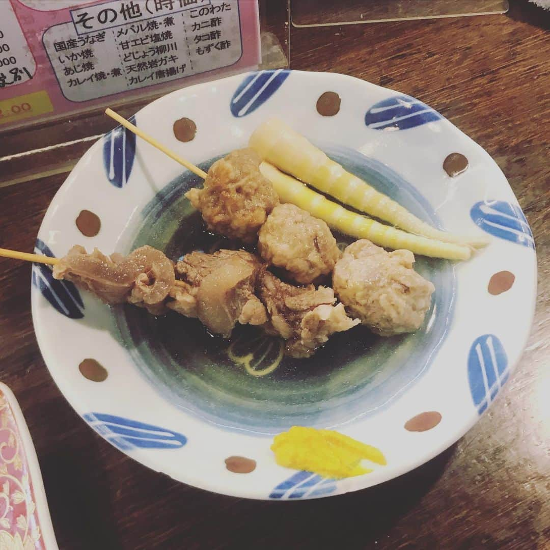 カワハラユキコさんのインスタグラム写真 - (カワハラユキコInstagram)「【富山のおでん居酒屋「丸一」/Oden Izakaya "Maruichi” in Toyama】 🇯🇵 富山帰省のときにいってよかったお店その2。朝からやってる居酒屋「丸一」。 ・ 富山はラーメン屋でもおでんセットが鎮座するおでん王国なのだけど、ここはおでん居酒屋。近くに座っていたお客さんが、この居酒屋のために東京から来た！と言っててビックリ。店構えとかは普通なかんじなのに、そんな有名店なのか〜！富山を離れすぎてて知らんかったよ😅 ・ そんなお店で私のヒットだったのは、このイカワタ焼。好物で自分でもたまに作るんだけど、ここのはおいしかった！イカのブリブリ具合がすばらし。この日は2軒目で行ったからあまり食べれなかったのだけど、こんどゆっくり行きたいな〜。おでんもおいしかった。いかにも富山なお刺身もあるようだよ。 ・ ところで、写真のお菓子は、その東京から来てたおねーさんが途中お店を出てわざわざ買いにいってくれたもの😂こういうのって居酒屋カウンター呑みの醍醐味だよね🥳 🇯🇵 連載マンガ「オラ！スペイン旅ごはん」はプロフィールのリンクから読めます👉 🇯🇵 Toyama,north of Japan, is famous for  Delicious Seafood.This is fried squid with liver.So good!! 🇯🇵 #富山 #居酒屋 #おでん #イカ #いかわた  #食べ物グラム  #食べ物イラスト  #フードイラスト #食いしん坊 #旅ごはん #foodie 🇯🇵 私のヘタレ英語が間違ってるときも教えてくださいませ🙇」3月18日 17時05分 - yukky_kkk