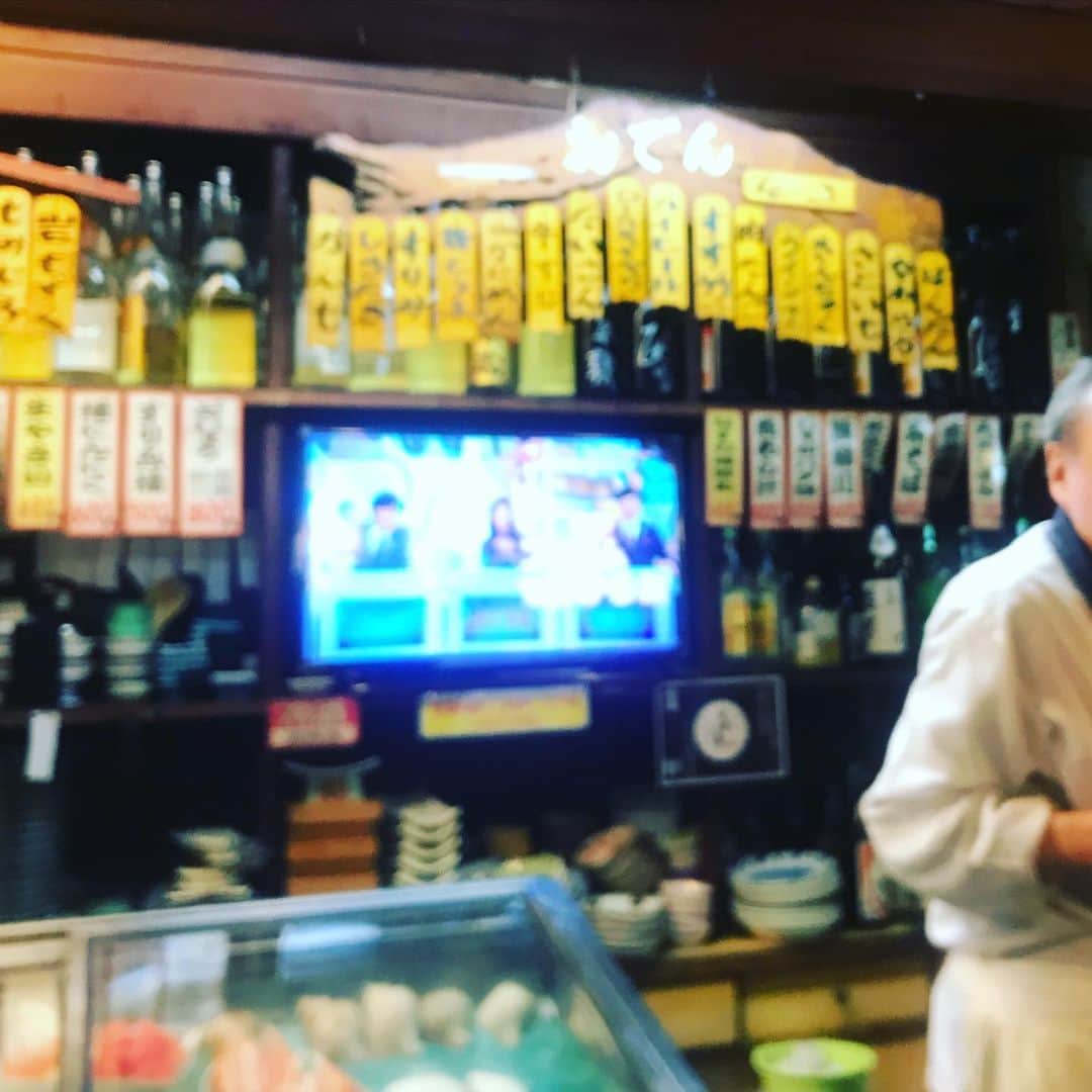 カワハラユキコさんのインスタグラム写真 - (カワハラユキコInstagram)「【富山のおでん居酒屋「丸一」/Oden Izakaya "Maruichi” in Toyama】 🇯🇵 富山帰省のときにいってよかったお店その2。朝からやってる居酒屋「丸一」。 ・ 富山はラーメン屋でもおでんセットが鎮座するおでん王国なのだけど、ここはおでん居酒屋。近くに座っていたお客さんが、この居酒屋のために東京から来た！と言っててビックリ。店構えとかは普通なかんじなのに、そんな有名店なのか〜！富山を離れすぎてて知らんかったよ😅 ・ そんなお店で私のヒットだったのは、このイカワタ焼。好物で自分でもたまに作るんだけど、ここのはおいしかった！イカのブリブリ具合がすばらし。この日は2軒目で行ったからあまり食べれなかったのだけど、こんどゆっくり行きたいな〜。おでんもおいしかった。いかにも富山なお刺身もあるようだよ。 ・ ところで、写真のお菓子は、その東京から来てたおねーさんが途中お店を出てわざわざ買いにいってくれたもの😂こういうのって居酒屋カウンター呑みの醍醐味だよね🥳 🇯🇵 連載マンガ「オラ！スペイン旅ごはん」はプロフィールのリンクから読めます👉 🇯🇵 Toyama,north of Japan, is famous for  Delicious Seafood.This is fried squid with liver.So good!! 🇯🇵 #富山 #居酒屋 #おでん #イカ #いかわた  #食べ物グラム  #食べ物イラスト  #フードイラスト #食いしん坊 #旅ごはん #foodie 🇯🇵 私のヘタレ英語が間違ってるときも教えてくださいませ🙇」3月18日 17時05分 - yukky_kkk