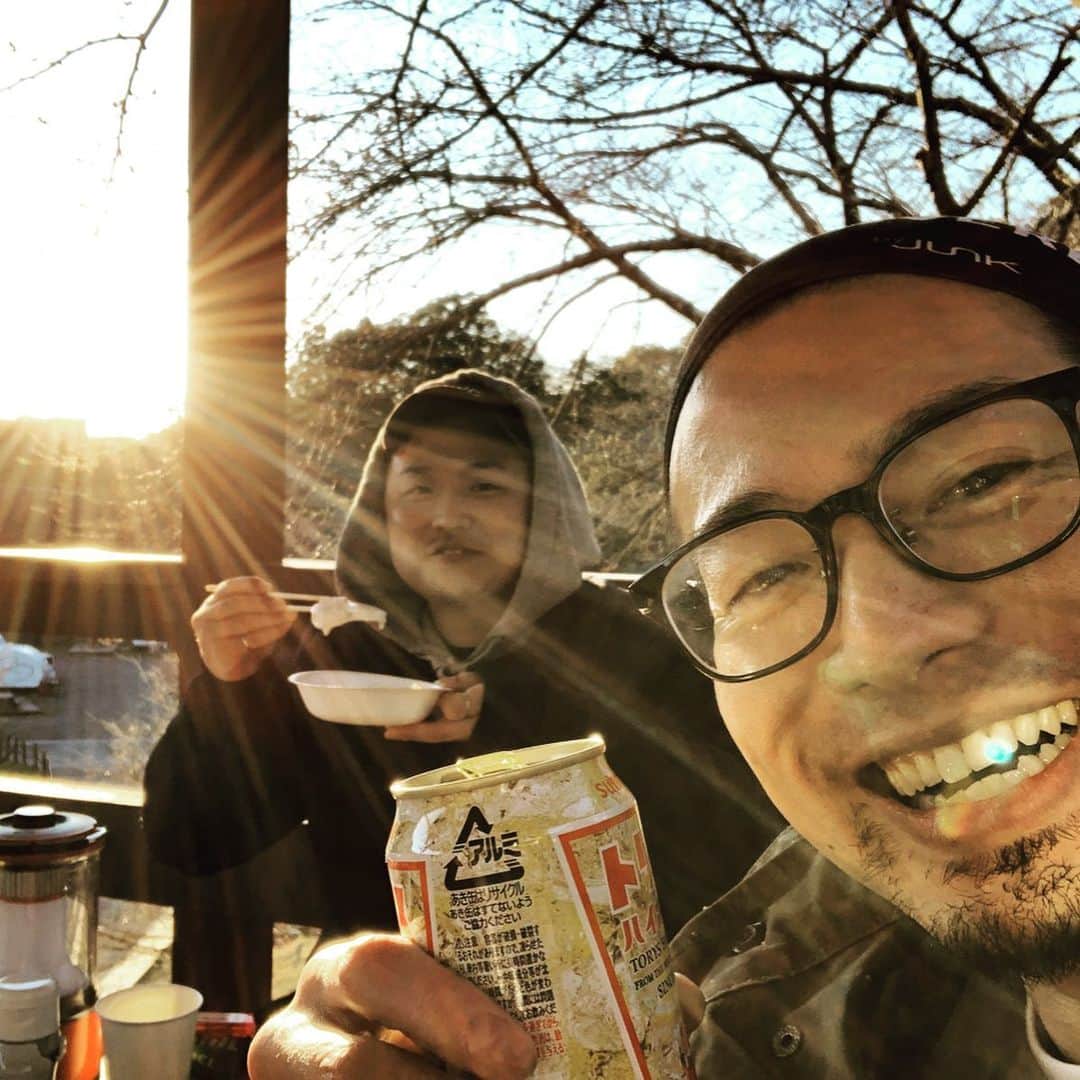 コアラ小嵐のインスタグラム：「意外と簡単に幸せになれるわ俺！ いい天気に肉焼いて酒飲んで😊隣にいるトレーナーの久保さんはtestosteroneさんと本を出してたり、BADHOPと何やら始めたり、以前YouTubeに出て頂きスクワットの話などして頂いたり、バリバリフィットネス系の人ですがこの日は中身の無いペラッペラの話を何時間もしていたと思います。だって何話したか記憶にないもん。まぁ僕が飲み過ぎてただけの可能性もありますね！そうですね！そっちが濃厚ですね！僕もそう思います！自覚してます！あー幸せ！  #酒 #さけ #サケ #SAKE #肉 #BBQ #くぼたかふみ #幸せとは  星の写真もっと上手に撮れるようになりたい。実際撮ってみると寒くて心がおれる。 #星空 #α6400 #sigma16mmf14」