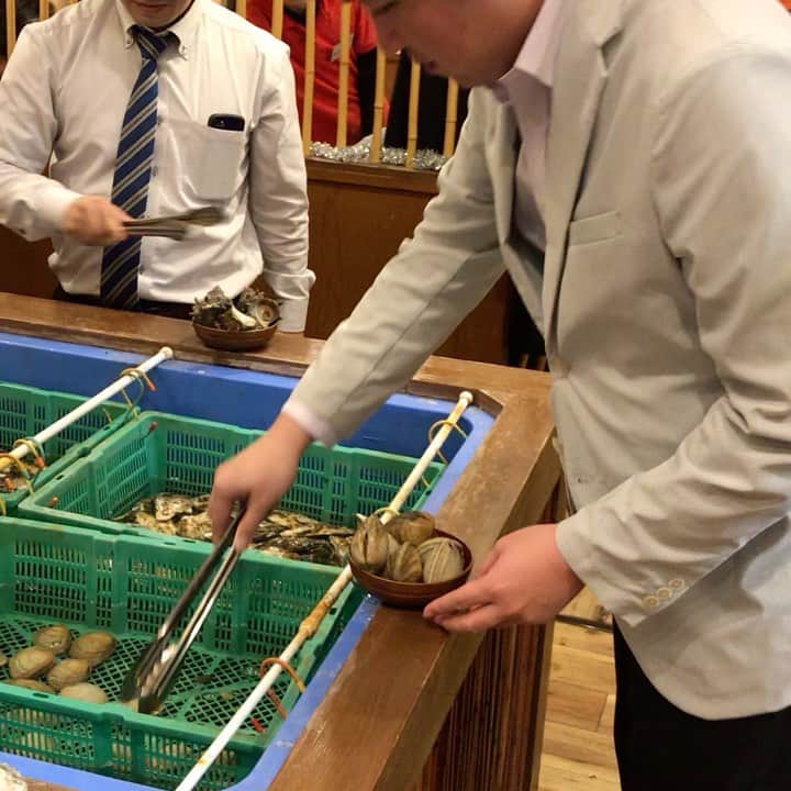 鶏魚 谷町のインスタグラム：「鶏魚です！しーちゃんです🎶 歓送迎会受け付け中です💕  #歓送迎会 #お得なクーポンいっぱい #鶏魚 #大阪 #谷町四丁目 #駅近 #セルフ飲み放題 #地域最安値 #コース #座敷 #個室 #貝盛り放題 #ガンガン焼き #あさり #はまぐり #ホンビノス貝 #牡蠣 #さざえ #飲み会 #女将」