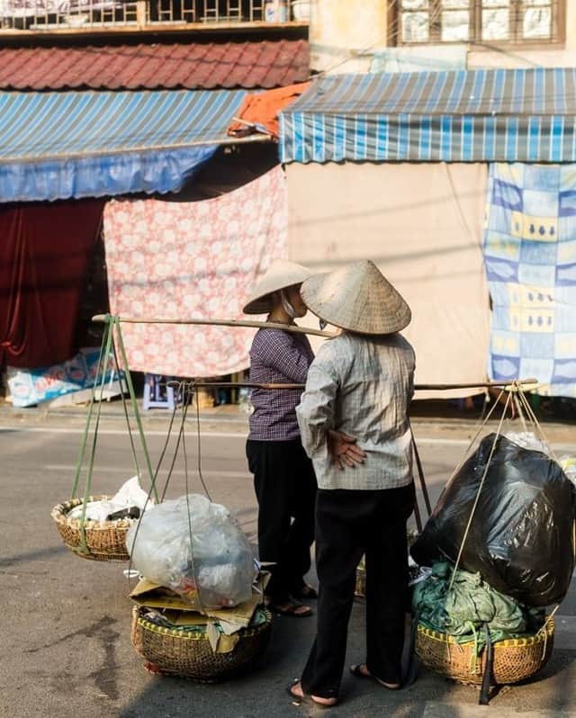 National Geographic Travelさんのインスタグラム写真 - (National Geographic TravelInstagram)「Photo by @robert_ormerod | Vietnamese fruit vendors chat on the side of the road in the beautiful city of Hanoi. Shortly after this was taken, one of the fruit sellers hung her baskets on my shoulder and put her hat on my head. They both had a good laugh at my expense.」3月18日 17時08分 - natgeotravel