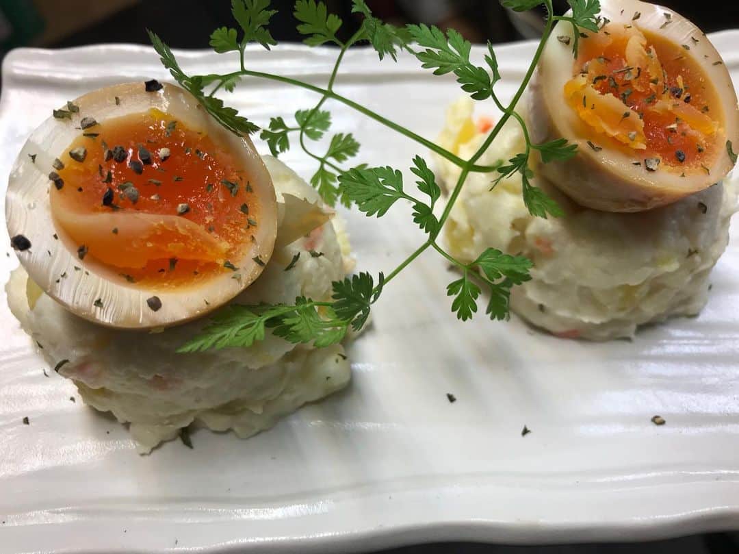 のインスタグラム：「人気メニューのポテトサラダです🥔🐓 半熟の味玉乗せでボリュームも 美味しさも満点です💯  写真はハーフサイズです😎 実は偶数量であればその通りにご用意できますので是非お声かけください㊙  #富山 #駅前 #鶏っく #居酒屋 #完全個室 #お得 #宴会 #飲み放題 #やってるよ #地鶏 #鉄板焼き  #地鶏 #地酒 #美味しいよ  皆様今日もお待ちしておりま〜す!!」