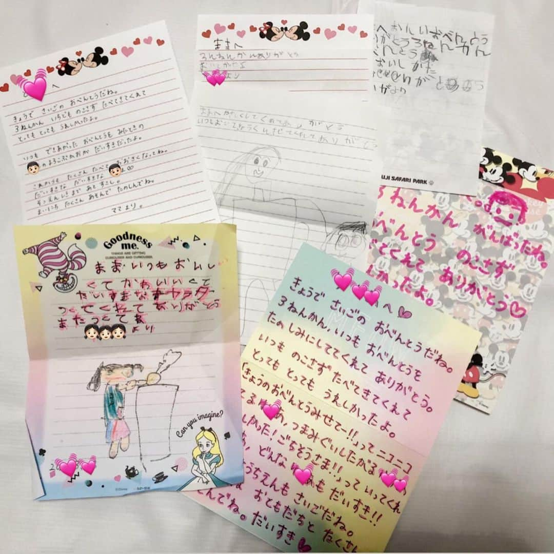 AIRIさんのインスタグラム写真 - (AIRIInstagram)「記録✏✐✎✍ . 娘の幼稚園生活最後のお弁当が終わりました😊 . と同時に、長男の時から作り続けた9年間のキャラ弁生活も とりあえず一旦終わりです😌 いや～9年って考えると長いけど、ほんっっとあっという間だった😳!! . 長男が卒園する時から、最後のお弁当の日にはお手紙を一緒にお弁当袋の中に入れてるんだけど、そのお返事が本当に嬉しくて。 本当に本当に宝物の様な9年間でした🍱 もっともっと手の込んだ物作ってあげれば良かったな。とか、あれも作りたかったなとか、後悔する事ばっかりだけど。 . . 実は、最後のお弁当も卒園式も少し前に終わっていたんですが、、、 寂しくて寂しくて、まだ卒園した事が受け入れられず、投稿するのに何日も時間がかかってしまいました。 . 今までのお弁当の写真も全然整理出来てないや😅 気持ちの整理をつけて、来年度になってしまうけどまとめて投稿したいなと思います🙏 . . さて！4月からは中学校のお弁当が始まるよ～😂 . . #お弁当#obento#弁当#お弁当部#bento#おべんとう#すみっコぐらし#サンリオ#ランチボックス#お弁当記録#お弁当作り#obentagram#キャラ弁#弁当#子供弁当#子供ごはん#幼稚園#ご飯#ごはん#料理#手作り#料理#キャラ弁部#キャラ弁#ランチ#息子#娘#育児#卒園#卒業」3月18日 17時19分 - n.airi_taito