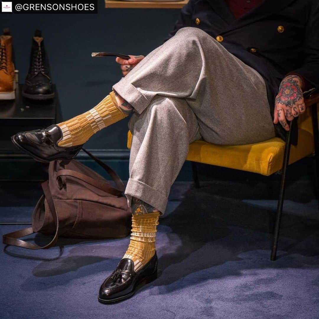 アヤメさんのインスタグラム写真 - (アヤメInstagram)「You know, how to dress well with #ayamesocks 🧦👞 英ノーザンプトンの老舗シューメーカー、グレンソンのスタイリングに使って頂きました。カッコいい！  #Repost @grensonshoes ⁠ Our friend Greg in The London Collection in our beautiful Jermyn St Store Thank you 📷 @mitchellvito⁠ ⁠ #wearestillopen #peopleingrenson #londoncollection #madeinengland #mensweardaily #classicstyle #grenson #loafers #shoeporn #mnswr #londonstyle #mayfair #stjames #ayamepeople #グレンソン」3月18日 17時25分 - ayame_socks