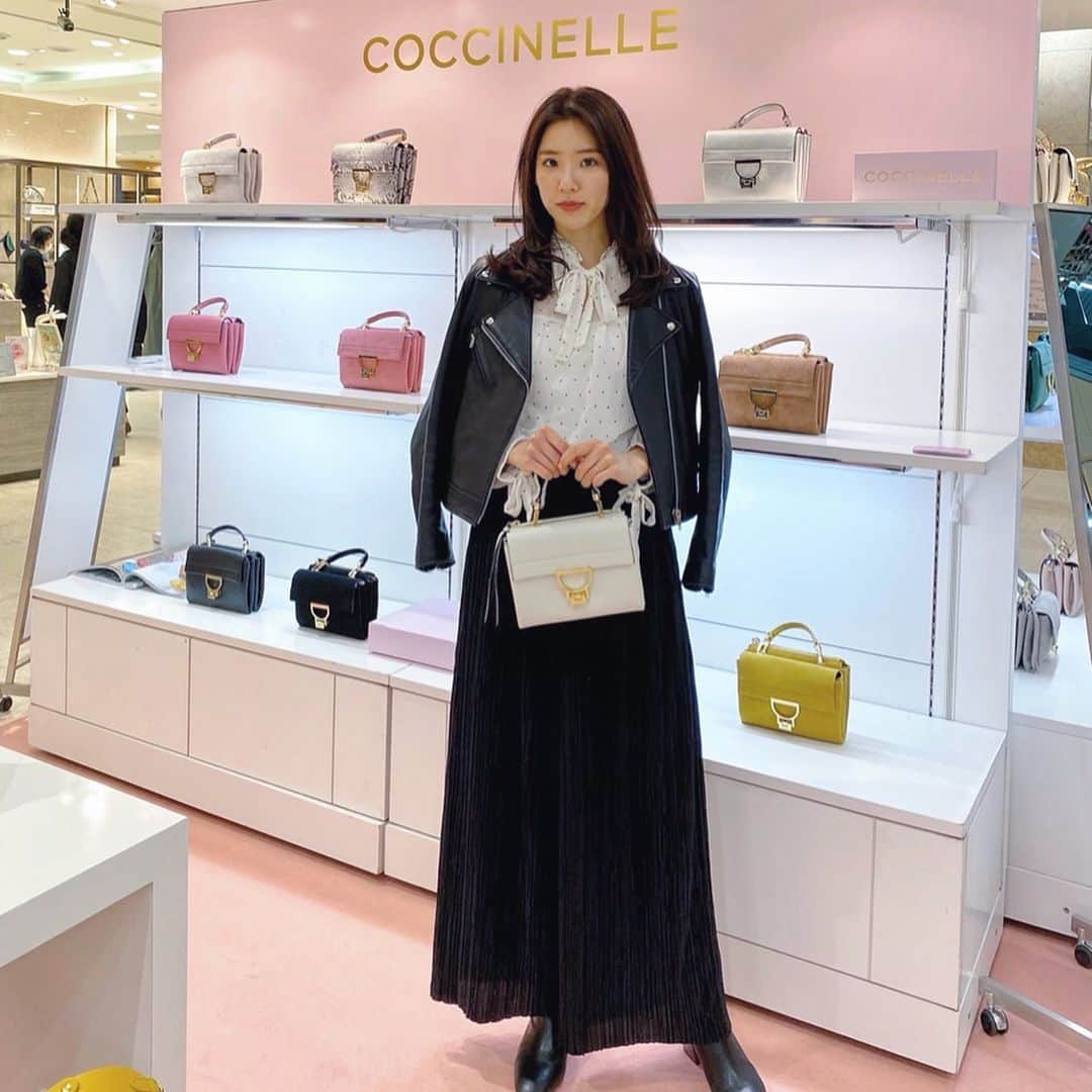 のインスタグラム：「イタリア発のバッグブランド﻿ @coccinellejapan ❤︎﻿ ﻿ ショルダーにもなる小さめバッグは﻿ マチもあるし収納力もあっておすすめ！﻿ ﻿ ホワイトはガーリーにも﻿大人めファッションにも 合わせやすいから﻿使いやすい😚﻿ でもビビッドなカラーも可愛くて悩む💭 ﻿ 3/24まで日本橋高島屋の1Fで﻿ ポップアップストアをやってるので﻿ぜひ見に行ってみてね💕﻿ ﻿ #coccinelle﻿ #コチネレ﻿」