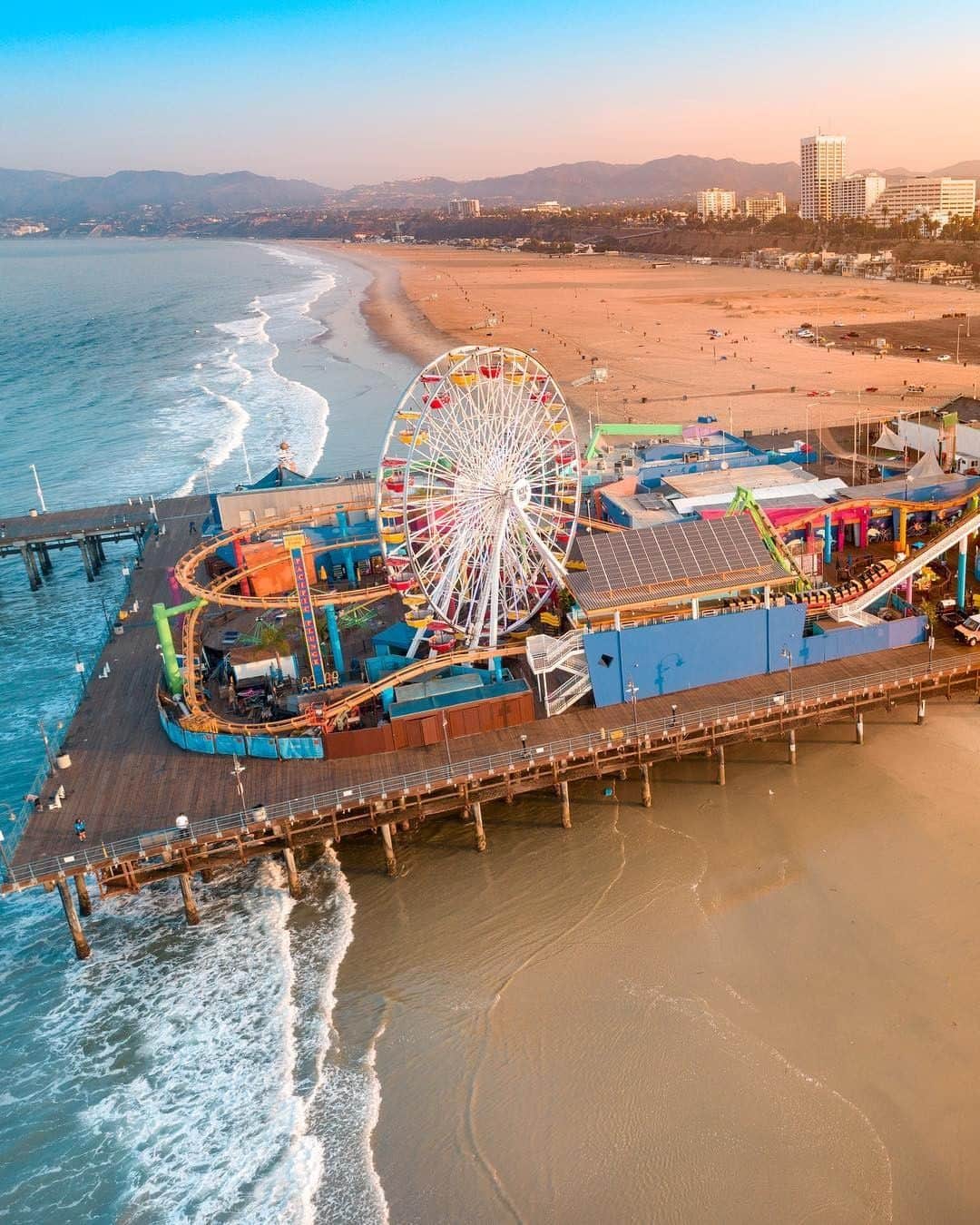JALさんのインスタグラム写真 - (JALInstagram)「. The Santa Monica Pier is home to an amusement park and an aquarium✨ You can visit the attractions, enjoy a beachside walk, or both!  #ChargeUpMarch  サンタモニカの桟橋には、遊園地や水族館も🎡 ビーチサイドも一緒に楽しんでみよう🌊  photo by @lunamclave Post your memories with #FlyJAL  #JapanAirlines #unitedstates #losangeles #santamonica  #colorinspiration」3月18日 17時30分 - japanairlines_jal