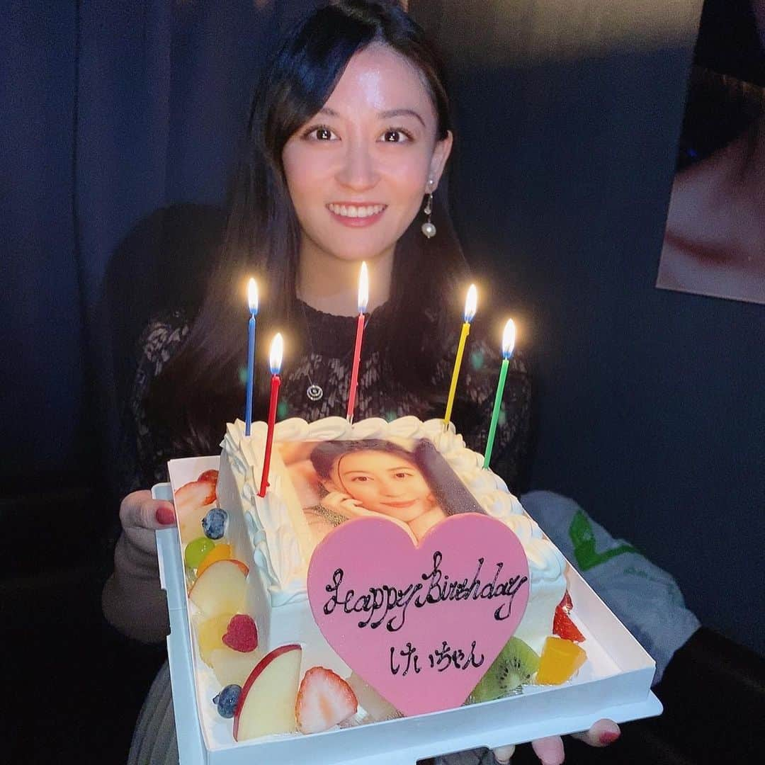 川上礼奈さんのインスタグラム写真 - (川上礼奈Instagram)「. けいちゃんhappy birthday🎂♡ 毎年お祝いできて嬉しい🦎♡ 今年のけいちゃんのお祝いは 宇宙人話でハッピーバースデー歌いました🤣💕笑 これからもずーっと仲良しでいてね〜🤍🤍 25歳も最高に楽しい一年にしてね🥰 普段ずっと一緒にいるけど写真撮らないからレアだ。笑 #川上西 #🦎 #🐰」3月18日 17時40分 - kawakami_rena