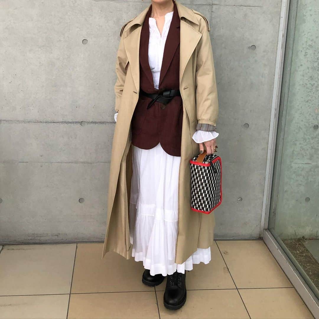 chikako0824のインスタグラム：「娘に久しぶりに撮ってもらった😊 少し前のコーデ。 だいぶ暖かくなってきましたね。  #ロク  #イザベルマランエトワール  #エブール  #ピエールアルディ  #ヴァレンティノ  #roku  #isabelmarantetoile  #ebure  #pierrehardy  #valentine」