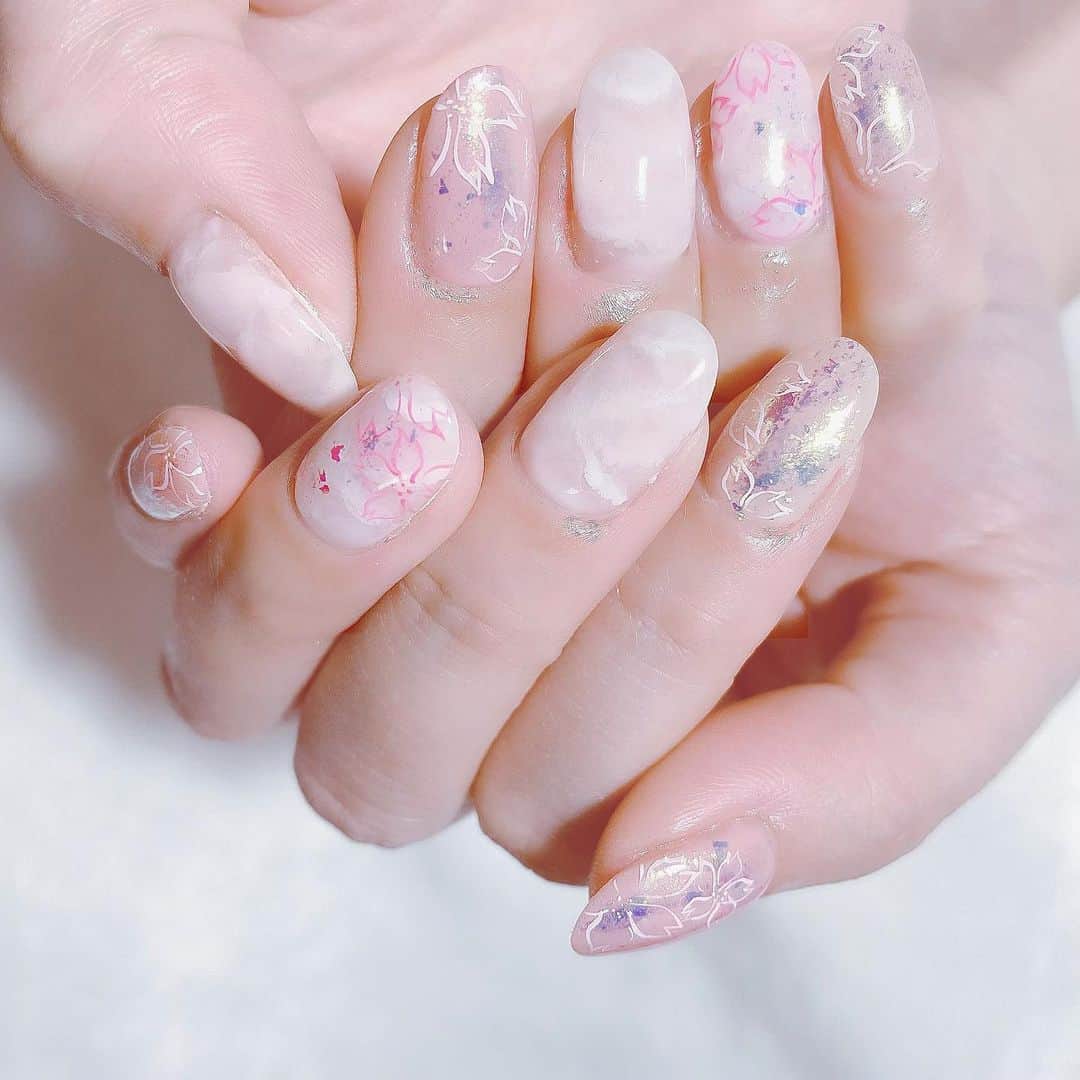 なかやまちえこのインスタグラム：「#きらきら と #桜 と #天然石 なオーダーでした🌸 @pregelofficial ex826.818.muse S083.M021.M024 AuroraFlake @kimagure_cat_whim ハイリッチ  #nail #nails #nailart #ネイル #美甲 #ネイルアート  #japanesenailart #manucure #japanesenails #manicurist #gelnails #أظافر #네일아트 #미용 #vẽmóng #ngườiđẹp  #เพ้นท์เล็บ #искусствоногтя #artedeuñas #เพ้นท์เล็บเจล #ジェルネイルデザイン #ネイルデザイン #senikuku #nagelkunst #桜ネイル #天然石ネイル」