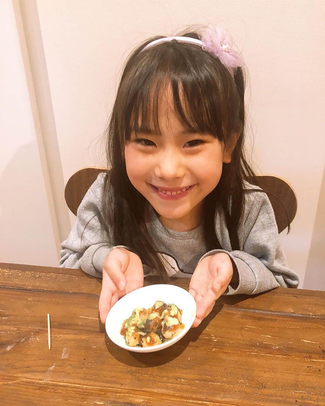 みきママさんのインスタグラム写真 - (みきママInstagram)「【杏ちゃん知育菓子にはまっています！！】 ﻿ ﻿ ﻿ ドラッグストアで買ってーと100億回言われて買ったたこ焼きです。1人でやってごらん！！﻿ ﻿ ﻿ ﻿ ﻿ ﻿ ﻿ タコ足づくりで間違えて泣いてたけど、自分で頑張って作っていました！！﻿ ﻿ ﻿ ﻿ ﻿ ﻿ ﻿ ﻿ 味はね、本当、たこ焼きみたい！！すごい！！でも、食べ終わると大きいたこ焼きが食べたくなりました。﻿ ﻿ ﻿ ﻿ ﻿ ﻿ ﻿ ﻿ ﻿ そして、杏ちゃん「つぎはお風呂にバスボムをいれたい！！」ってさ。おもちゃが出てくる入浴剤です。﻿ ﻿ ﻿ ﻿ ﻿ ﻿ ﻿ ﻿ ﻿ 杏ちゃん遊んだばっかりだろー！！だめー！！ ﻿ ﻿ ﻿ #みきママ #知育菓子﻿」3月18日 17時47分 - mikimama_official