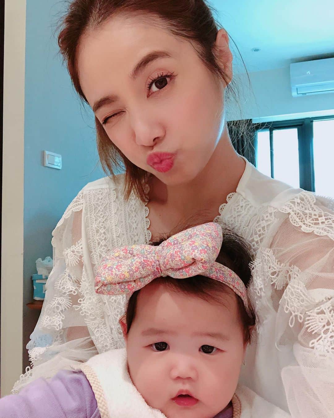 Miaのインスタグラム：「賣萌的ㄇㄇ #舅媽做的手工髮帶真Q❤️」