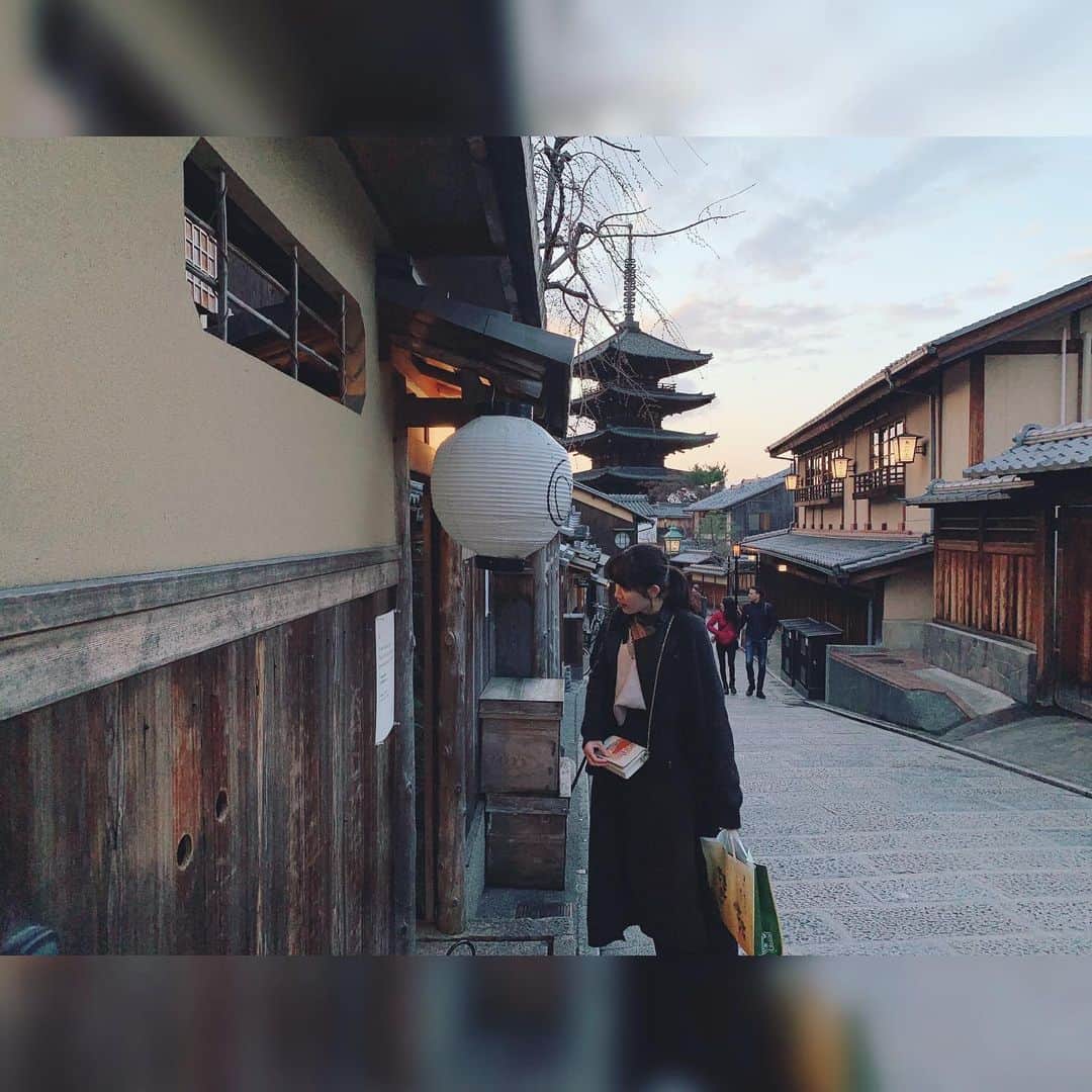 黒田瑞貴さんのインスタグラム写真 - (黒田瑞貴Instagram)「景色が本当に綺麗で癒される… こんなに空いている京都に来れる事もうないかも #kyoto #京都　#京都旅行 #trip #fashion #kyotojapan #instagood #japaneseculture  #二年坂 #清水寺　#桜　#女子旅」3月18日 17時50分 - kurodamizuki_