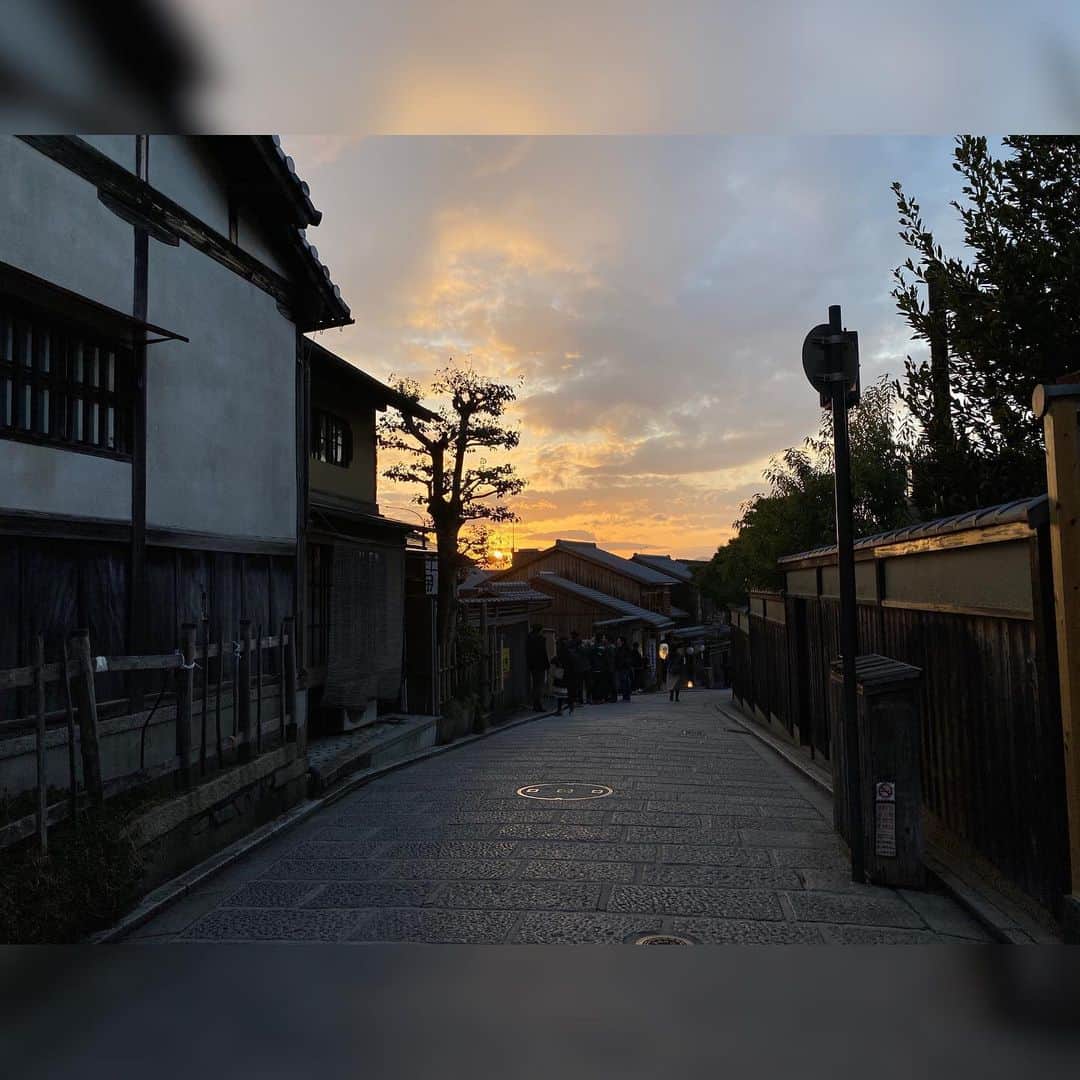 黒田瑞貴のインスタグラム：「景色が本当に綺麗で癒される… こんなに空いている京都に来れる事もうないかも #kyoto #京都　#京都旅行 #trip #fashion #kyotojapan #instagood #japaneseculture  #二年坂 #清水寺　#桜　#女子旅」