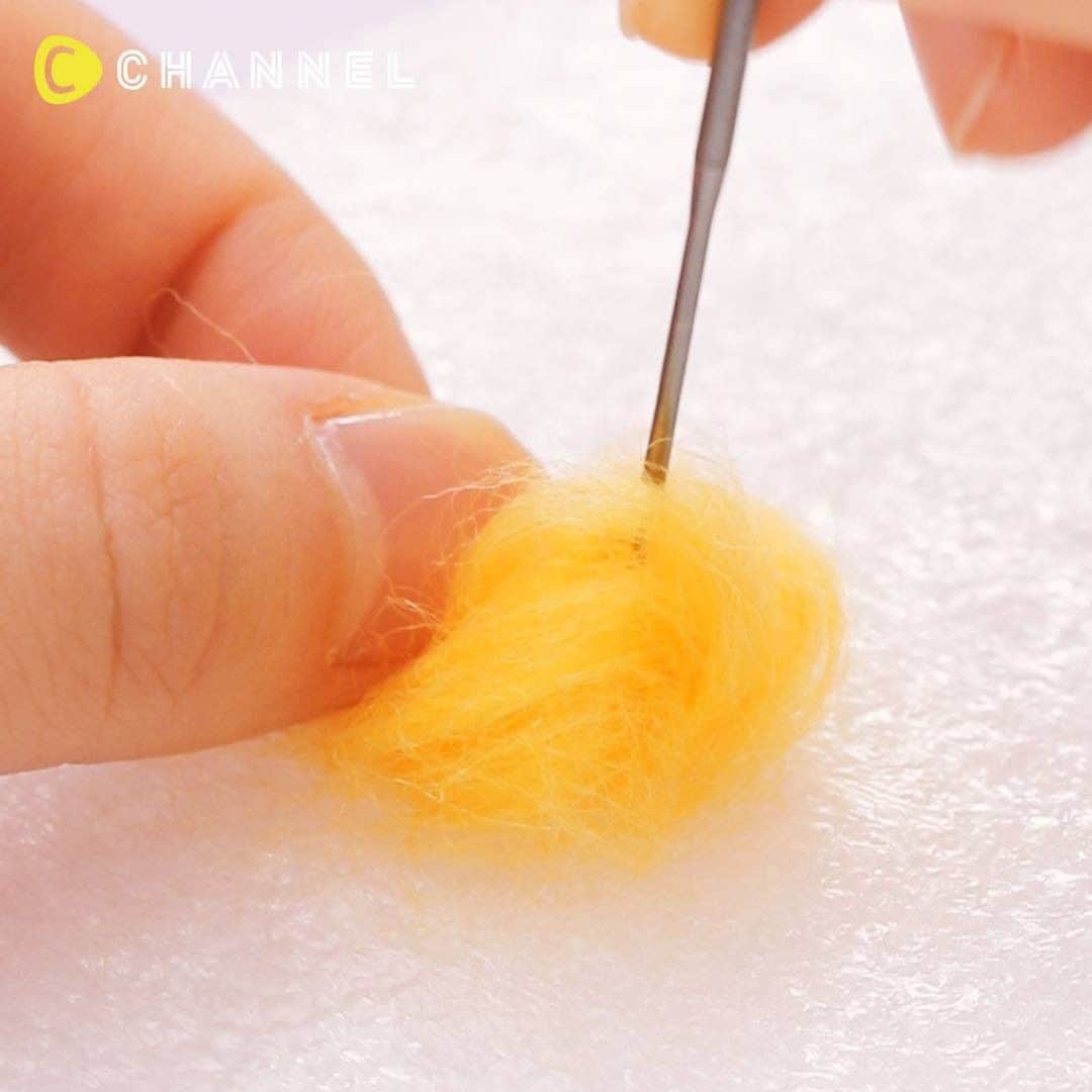 C CHANNEL-Art&Studyのインスタグラム：「DIY Bouncy Felt Ball Bracelet🎀 ころころ❤️フェルトブレスレット🎀 . 🎨Follow me👉 @cchannel_artandstudy 🎵 💡Check👉 @cchannel_girls 🎶 📲C CHANNELのアプリもよろしくお願いします💕 . 【Materials】 ・ Wool felt 4 colors ・ Cotton pearl (5-6 pieces) ・ Soap water made with lukewarm water ・ Wool felt needle ・ Wool felt mat ・ T pin ・Round can ・chain ・ Adjuster ・ Round Pincers ・ Flat Pincers ・ Nipper . . [Steps] . Connect the chain and adjuster. . 1. Take a small amount of wool felt, ball it up, stab it with a needle and make it spherical. Make 20 of these. 2. Soak the felt ball in soapy water made with lukewarm water and roll it in your hand to harden it. 3. Rinse and dry the felt ball. 4. Insert a wool felt needle into the felt ball and make a hole for T pin. 5. Round the tip of the felt ball and cotton pearl through a T-pin and connect it to a chain with a round can to complete. . . ころんとしたフォルムに癒される、フェルトボールのブレスレットを作りました! 淡いカラーが春っぽいデザインです♡ . 【材料】 ・羊毛フェルト4色 ・コットンパール（5〜6個） ・ぬるま湯で作った石鹸水 ・羊毛フェルト用ニードル ・羊毛フェルト用マット ・Tピン ・丸カン ・チェーン ・アジャスター ・丸ヤットコ ・平ヤットコ ・ニッパー . . 【作り方】 （下準備） チェーンとアジャスターを繋いでおく。 . 1.羊毛フェルトを少量手にとり丸め、ニードルで刺し固めて球状にする。これを20個作る。 2.ぬるま湯で作った石鹸水にフェルトボールを浸し、手の中で転がしてさらに固める。 3.フェルトボールをよくすすいで乾かす。 4.フェルトボールに羊毛フェルト用ニードルを刺して、Tピン用の穴を開ける。 5.フェルトボールとコットンパールにTピンを通して先を丸め、丸カンでチェーンと繋いで完成。 . #DIY#doityourself#diyideas#crafts#crafting#instacraft#crafter#crafty#handmade#handcrafted#handmadecrafts#handmadeaccessories#ideas#resina#Fantastic#incredible#creative#heart#howto#tutorial#tips #orange#felting#yellow#kawaii#feltingwool#felt#ハンドメイド#ブレスレット」