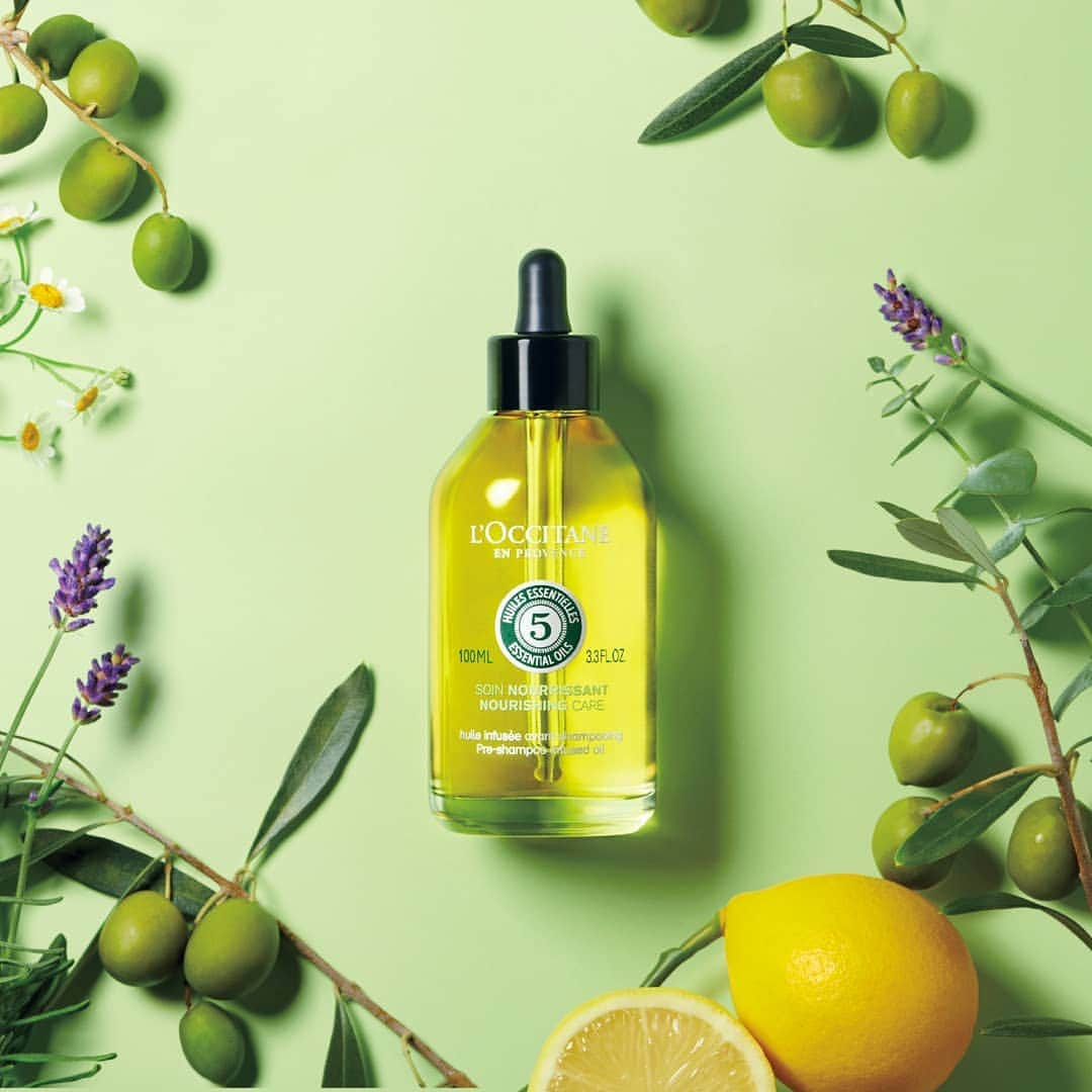 L'OCCITANE en Provenceさんのインスタグラム写真 - (L'OCCITANE en ProvenceInstagram)「4月1日(水)、人気に応えて再登場📣シャンプー前の魔法のドロップ「プレシャンプートリートメント」で、芯からうるおう髪へ✨﻿ ﻿ ✔︎乾燥で髪がゴワつく﻿ ✔︎パサついて広がりやすい﻿ ✔︎髪に静電気が起きやすい﻿ ✔︎頭皮が乾燥している﻿ ﻿ そんな髪悩みを持つ方にお試しいただきたいのが﻿ 4月1日(水)再登場﻿ 「ファイブハーブス ナリッシングインテンシヴプレオイル」です🌿﻿ ﻿ 国際オリーブオイルコンペディションで﻿ 金賞を受賞した最高峰のオリーブオイル(*1)を使用。﻿ ﻿ 果実のオレイン酸、リーフのポリフェノールが﻿ 地肌を健やかに保ちながら、﻿ 艶のあるしなやかな髪へと導きます✨﻿ ﻿ 実はこのプレオイル、使い方がちょっとユニーク！﻿ ﻿ シャンプー前、乾いた頭皮と髪に﻿ オイルをなじませて10分おいたら﻿ お湯で洗い流し、いつものシャンプーへ。﻿ ﻿ 至福の一滴が、毛穴汚れを浮かせて﻿ やさしく取り去りながら﻿ 必要な成分を浸透させてくれるんです。﻿ ﻿ ﻿ 昨年発売時に、瞬く間に売り切れとなったことから、﻿ ファンの皆様の間では「幻のオイル」となっていた﻿ #ナリッシングインテンシヴプレオイル 。﻿ ﻿ 「買おうと思っていたら売り切れていた…」﻿ ﻿ そんな声にお応えして、﻿ 今年、リニューアルしました。﻿ ﻿ デリシャスアロマとオリーブの、深呼吸したくなる﻿ 豊かなプロヴァンスオリーブの香りに癒されて、﻿ 自宅でエステ気分に…✨﻿ ﻿ ﻿ 日常の喧騒を忘れて、自分の髪と心に向き合う﻿ 大切な10分間を楽しんでいただけますように💓﻿ ﻿ 【👆】商品タップで詳細をチェック！﻿ ﻿ ﻿ 公式通販サイトの送料無料キャンペーンが﻿ 好評につき、3/31(火)まで延長決定！﻿ 春のお買い物をぜひ、おトクに楽しんで✨﻿ ﻿ ﻿ (*1)2013年ニューヨーク国際オリーブオイルコンペディションでゴールドメダルを受賞したオリーブ果実オイル（スキン・ヘアコンディショニング成分）﻿ ﻿ #ロクシタン #ファイブハーブス #地肌ケア #頭皮ケア #ヘアケア #ヘアケア用品 #ヘアケア商品 #ヘアケアグッズ #スカルプケア #ダメージヘア #パサつき #毛先 #美髪 #サラサラ #シャンプー #美容 #お助けコスメ #トリートメント  #リラックス #春コスメ #春コスメ2020 #新作コスメ #コスメマニア #オリーブオイル  #香りのある暮らし #おすすめコスメ #キレイになりたい #コスメ好き #LOccitane﻿」3月18日 17時56分 - loccitane_jp