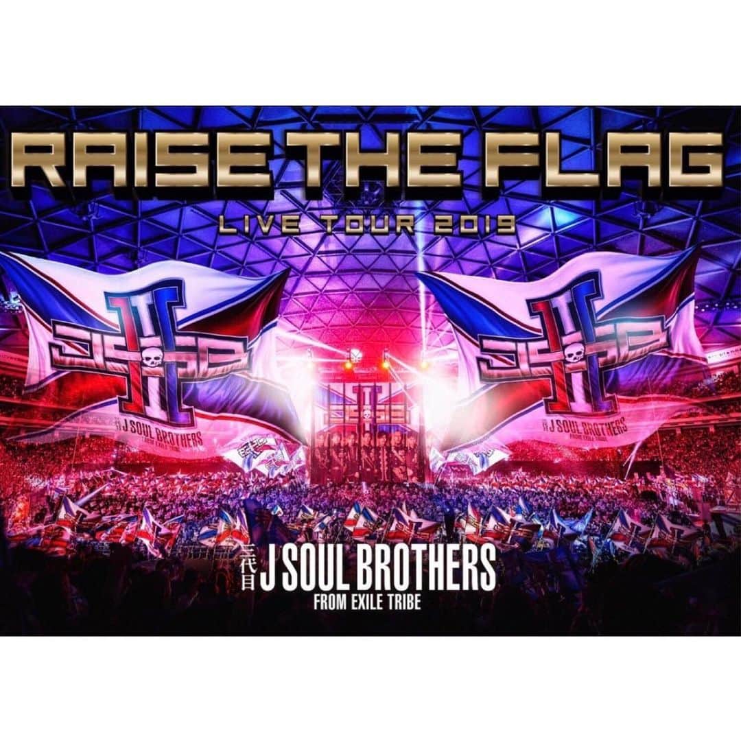 月刊EXILEさんのインスタグラム写真 - (月刊EXILEInstagram)「【三代目 J SOUL BROTHERS】 本日発売‼️ 三代目 J SOUL BROTHERS NEW ALBUM『RAISE THE FLAG』💿 . . オリジナル・アルバムとしては通算８作目となるニュー・アルバムには、「RAISE THE FLAG」をテーマに掲げ、赤・白・青と異なった世界観を音楽で表現した3作のヒットシングルに加え、映画『ウタモノガタリ -CINEMA FIGHTERS project-』主題歌「東京」、動画再生アプリ「TikTok」で再生回数２億再生を超え、MUSIC VIDEOがわずか24時間で160万再生を突破した話題のデジタル・シングル「Rat-tat-tat」を収録（初CD化）! そして、映像Disc付き形態にはMusic Videoに加え、「三代目 J SOUL BROTHERS LIVE TOUR 2019“RAISE THE FLAG”」名古屋公演の白熱のLive映像、さらに、舞台裏やインタビューなどを収めた"スペシャル・ドキュメントムービー"という必見の映像コンテンツを収録🎞  完全撮り下ろしによるライブ写真などが満載のスペシャルフォトブック（100P）を同梱、ブリスターパックでパッケージングされた初回生産限定盤は完全保存版にふさわしい超豪華パッケージ✨  また、EXILE TRIBE FAMILY OFFICIAL CD・DVD SHOPでは、『LDH BASE Presents ファンクラブ限定 三代目 J SOUL BROTHERS SPECIAL LIVE "RAISE THE FLAG" ～X'mas Party～』からゲームコーナー、そしてLIVE映像を３曲収録した数量限定EXILE TRIBE FAMILY OFFICIAL CD・DVD SHOP限定商品が登場🔥 同公演でしか観ることのできないメンバーの表情は必見です🎶 さらに『Rat-tat-tat』Music Videoでメンバーが着用しているタイプのサングラス＆ケース付きもラインナップされた、ファンクラブ会員の方のみが購入可能な合計４タイプ展開のスペシャル・パッケージです⭐️. . ◆◇◆◇◆◇◆◇◆◇◆◇◆◇◆◇◆◇◆◇◆◇◆◇◆ 3月27日発売の『月刊EXILE 5月号』では、アルバム『RAISE THE FLAG』特集を掲載予定📖こちらもお楽しみに‼️ ◆◇◆◇◆◇◆◇◆◇◆◇◆◇◆◇◆◇◆◇◆◇◆◇◆ 【商品形態(全９形態)】 ①AL(CD+DVD)+2枚組LIVE DVD RZCD-77132/B～D ￥13,178(税込み) ※初回生産限定盤 / ブリスターパック仕様 / フォトブック(100P)同梱  ②AL(CD+Blu-ray)+2枚組LIVE Blu-ray RZCD-77133/B～D ￥13,178(税込み) ※初回生産限定盤 ブリスターパック仕様 / フォトブック(100P)同梱  ③AL(CD+DVD)+2枚組LIVE DVD RZCD-77134/B～D ￥9,878(税込み)  ④AL(CD+Blu-ray)+2枚組LIVE Blu-ray RZCD-77135/B～D ￥9,878(税込み)  ⑤AL(CDのみ) RZCD-77136 ￥2,750 (税込み)  ⑥AL(CD+DVD)+3枚組LIVE DVD RZC1-77137/B～E ￥14,278 (税込み) ※EXILE TRIBE FAMILY OFFICIAL CD・DVD SHOP限定販売（数量限定） ※初回生産限定盤 ブリスターパック仕様 / フォトブック(100P)同梱 / EXILE TRIBE FAMILY限定コンテンツ収録予定  ⑦AL(CD+Blu-ray)+3枚組LIVE Blu-ray RZC1-77138/B～E ￥14,278(税込み) ※EXILE TRIBE FAMILY OFFICIAL CD・DVD SHOP限定販売（数量限定） ※初回生産限定盤 ブリスターパック仕様 / フォトブック(100P)同梱 / EXILE TRIBE FAMILY限定コンテンツ収録予定  ⑧AL(CD+DVD)+3枚組LIVE DVD+オリジナル・グッズ RZZ1-77139/B～E ￥16,478(税込み) ※EXILE TRIBE FAMILY OFFICIAL CD・DVD SHOP限定販売（数量限定） ※初回生産限定盤 ブリスターパック仕様 / フォトブック(100P)同梱 / EXILE TRIBE FAMILY限定コンテンツ収録予定 / Rat-tat-tat オリジナルサングラス付  ⑨AL(CD+Blu-ray)+3枚組LIVE Blu-ray+オリジナル・グッズ RZZ1-77140/B～E ￥16,478(税込み) ※EXILE TRIBE FAMILY OFFICIAL CD・DVD SHOP限定販売（数量限定） ※初回生産限定盤 ブリスターパック仕様 / フォトブック(100P)同梱 / EXILE TRIBE FAMILY限定コンテンツ収録予定 / Rat-tat-tat オリジナルサングラス付  EXILE TRIBE mobile http://m.tribe-m.jp/」3月18日 18時00分 - exile_magazine