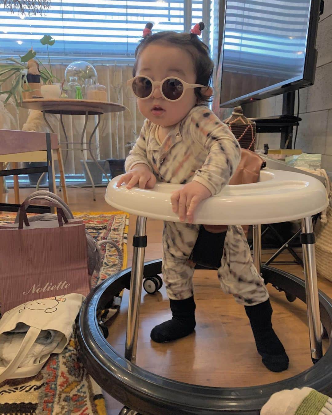 nanako itoのインスタグラム：「あっという間の7ヶ月。 成長が早すぎてちょっと寂しい😢✨ . 2.3ヶ月の頃から足が強いなぁーって思ってたけどお座りができるようになって、ハイハイはせずに立ってしまいそうな息子。 タッチしたいのはわかるけどハイハイする姿も見たいなぁと思うかぁちゃんです🥴 . もう少しで保育園だね👶🏻 こんなにずっと二人でいる時間は人生の中でとても貴重な時間なんだろうなぁと今の時間を大事にしようと思う今日この頃。 . 来月からは保育園へ行ってまた違った成長を見れるのも楽しみにしているよ。 . 7ヶ月おめでとういつもありがとう👶🏻✨ . #7ヶ月baby #20190818 #7monthsbaby」