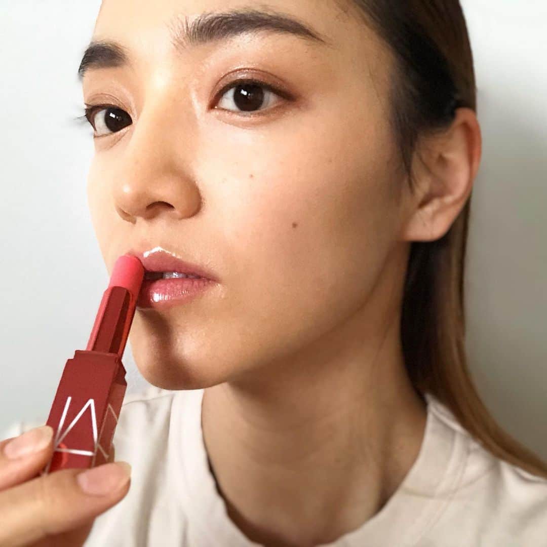 夏美のインスタグラム：「NARSのアフターグローリップバーム 💄 全8色あるうちの今回はDEEP THROAT(1384)を使ってみました😉✨ とっても美しい発色で素晴らしい保湿感✨💯💯💯💘 @NARSissist #NARSissist #NARSPartner #NARSafterglow #ナーズ　 #ナーズアフターグロー　 #アフターグローリップバーム　 #メイク　 #リップバーム」