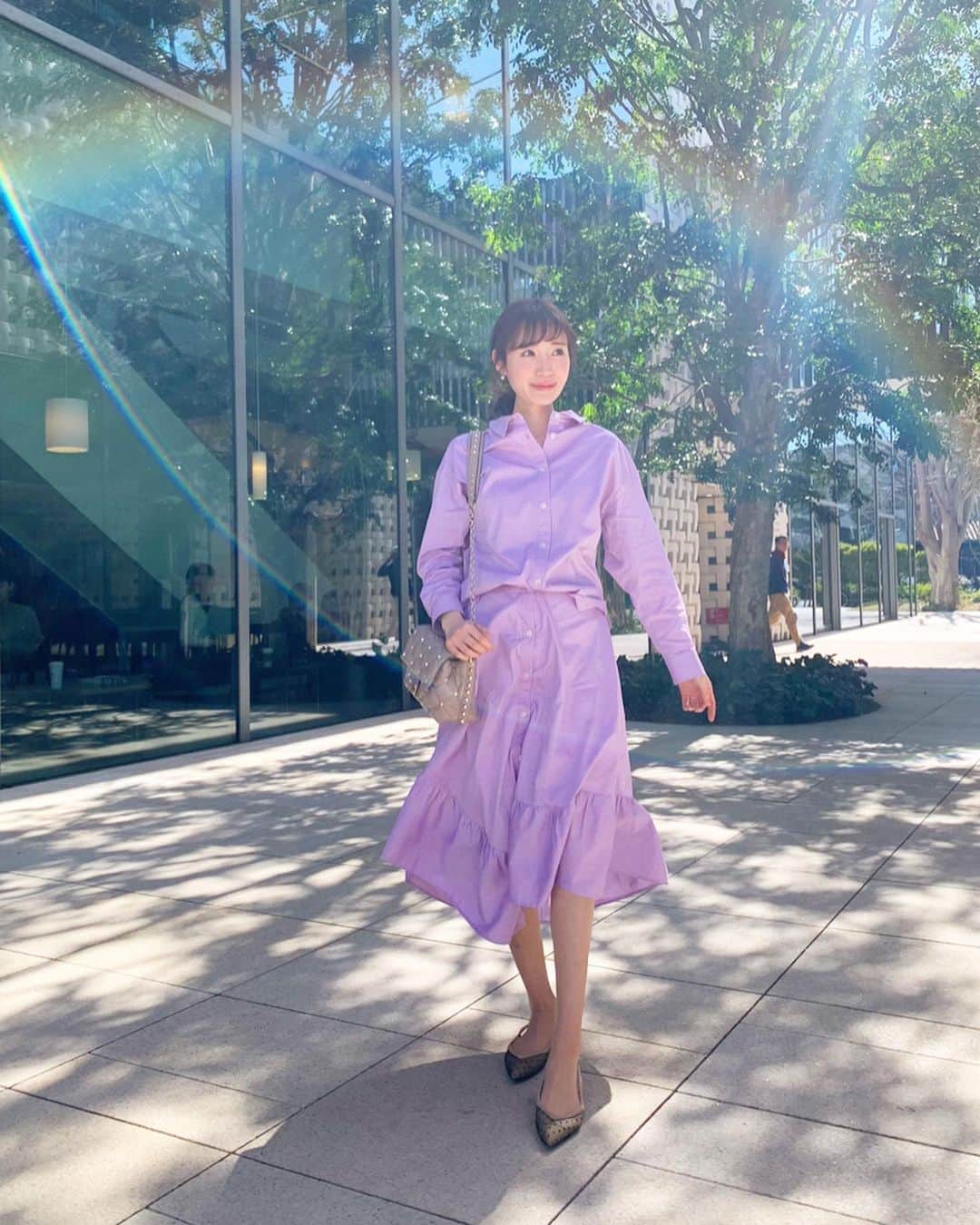 小林真由のインスタグラム：「⋆﻿ ⋆﻿ やっと着られた春服♡﻿ 気づけばパープルを選びがち🙇‍♂️🍇 スカートの裾のラインがお気に入りです☺️💜 ﻿ 奇跡的に虹が写っていて﻿ きゅんっとした私たちでした🥺🌈﻿ ﻿ tops&skirt: #drwcys﻿ shoes: #tsurubymarikooikawa  bag: #valentino #maisonvalentino ﻿ #ドロシーズ #ツルバイマリコオイカワ　#ヴァレンティノ #ファッション #コーデ #ママコーデ #女の子ママ #ママライフ #コーディネート #coordinate #fashion」