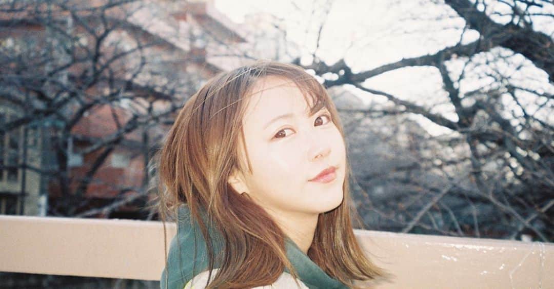 塚本美玲のインスタグラム：「はやく桜満開にならないかな〜.﻿ 最近ちょっと暖かくなってきて嬉しい﻿。 花粉症なかったらもっと嬉しい﻿🌸 ﻿ ﻿ photo by @akzwmin ﻿ ﻿  #フィルムカメラ﻿ ﻿ .﻿ ﻿ .﻿ ﻿ ﻿ ﻿ #portrait#good_portraits_world#tokyo #japan#instagood #instalike #ootd #coordinate #code #fashion #selca #daily#tbt #good #make #work #데일리 #오오티디 #얼스타그램 #일상 #일본인#ポートレート#被写体#film#camera」