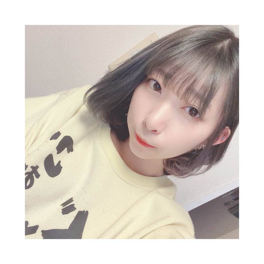 佐藤梨菜のインスタグラム：「髪の毛伸びてきたから最近は内巻きブームきてる 耳かけてもかけなくても良き髪の毛。  #FEAM  #アイドル #idol #髪の毛 #内巻き #いいね #좋아요 #좋아요환영 #팔로우미 #korea #셀카 #셀카샷」