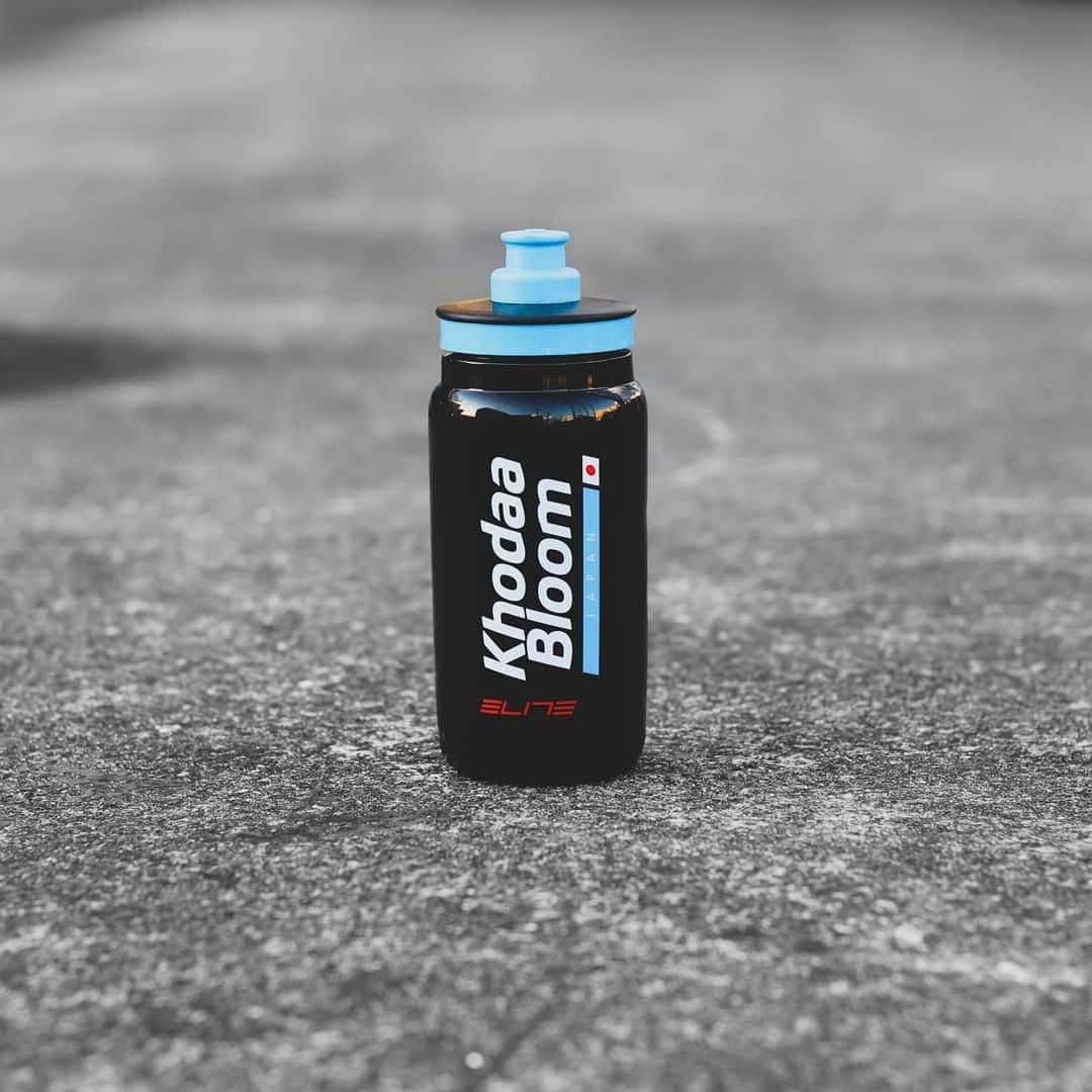 KhodaaBloomのインスタグラム：「KhodaaBloomのオリジナルボトル販売中。﻿ 鮮やかなウォーターブルーが目を引くデザインで、ボトルケージに入れてサイクリング中に気軽に水分補給ができます。﻿ ﻿ ワンタッチでキャップを開け閉めできるのでサイクリング以外のスポーツでも活躍します。﻿ 運動中はこまめに水分を摂りましょう！ ﻿ ﻿ ————————————﻿ ☑︎KhodaaBloom オリジナルボトルFLY﻿ 価格 ￥1,000+税﻿ 容量 550ml﻿ ———————————— ﻿ ﻿ #KhodaaBloom #サイクルボトル」