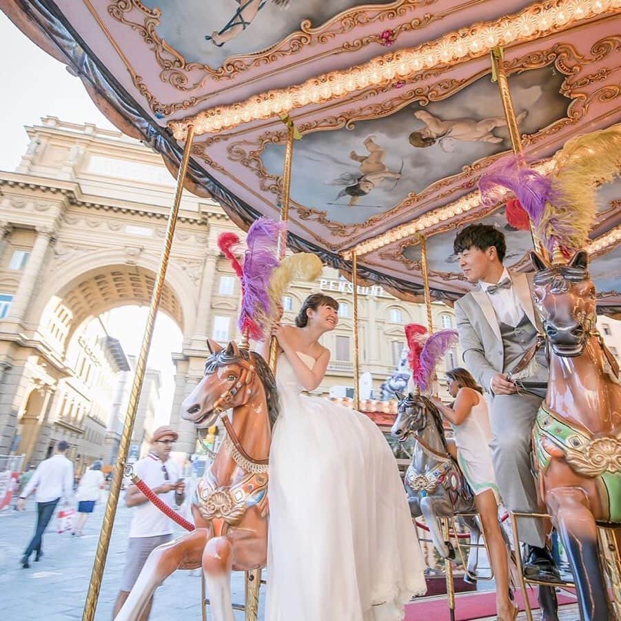 ♡プラコレWedding·⋆*さんのインスタグラム写真 - (♡プラコレWedding·⋆*Instagram)「@placolewedding【#Dressy花嫁 】【#プラコレ】をつけて投稿&フォローしてね♩ . 注目の Dressy記事をPick UP ♥ >>>swipeしてね* . メリーゴーランドでの 前撮りがとってもおしゃれ♡ 童話に出てくるような、 キラキラして胸が踊るような あの懐かしのメリーゴランドでの撮影が おしゃれ花嫁さまたちの間でも話題なんです！ . >カバーは豪華すぎる 香港のディズニーランドでのお写真♡ キャラクターたちが見守るという なんとも贅沢なお写真ですよね💓 -: :-: :-: :-: :-: :-: :-: :-: :-: . こちらのお写真は 1枚目> @evn_fantasy さん 2枚目> @laviefactory さん 3枚目> @haniwa.wd さん 4枚目> @decollte_weddingphoto さん のウェディングドレスです✬* 可愛いお写真をありがとうございます♡ -: :-: :-: :-: :-: :-: :-: :-: :-: . 記事もcheckしてね* >>https://bit.ly/2WgRAsO Editor:Dressy花嫁 . 『#Dressy花嫁』『#プラコレ』の ハッシュタグをつけて写真をUPしてね✦ 花嫁アプリ『Dressy by プラコレ』の 記事に掲載＆リグラムされるかも♩ . -: :-: :-: :-: :-: :-: :-: :-: :-: . 花嫁アプリでは、 プロのアドバイザーに結婚式の相談を何度でも♡ ウェディングドレスの記事や、 自分のウェディングレポを残せちゃう♡” . ＞＞＞TOPのURLからcheck ⋈ @placolewedding ＞＞＞結婚のご相談は プラコレウェディングアドバイザーへ♡ @wedding_adviser ＞＞＞ウェディングレポを残したいなら、 farny by プラコレをcheck ✎ @farny_wedding ＞＞＞ウェディングアイテム＆DIYは farnyアイテムをcheck ❁ @farny_wd.item >>>沖縄フォトウェディングの予約は ainowa(あいのわ)をcheck✈ @ainowa_okinawa >>>素敵なドレスに出会いたい花嫁さま♡ @dressyonline_をcheck . みなさまからのいいねや保存 コメントをお待ちしています♥ 「このウェディングドレス可愛い！」 「ヘアスタイルも気になる！！」 「今の花嫁さんの流行りは！？」etc. . ┈┈┈┈┈┈┈┈┈┈┈┈┈┈┈┈┈┈┈ #プレ花嫁 #卒花 #花嫁 #卒花嫁 #結婚 #結婚式 #結婚準備 #花嫁準備 #撮影指示書 #weddingtbt #weddingdress #運命の一着 #花嫁コーディネート #試着レポ #farnyレポ #前撮り#後撮り #関東花嫁 #関西花嫁 #2020春婚 #ディズニー #ディズニーウェディング #前撮り#後撮り #ロケーションフォト #ミッキー　#ミニー #メリーゴーランド #前撮り #韓国フォト #結婚式前撮り」3月18日 18時19分 - placole_dressy