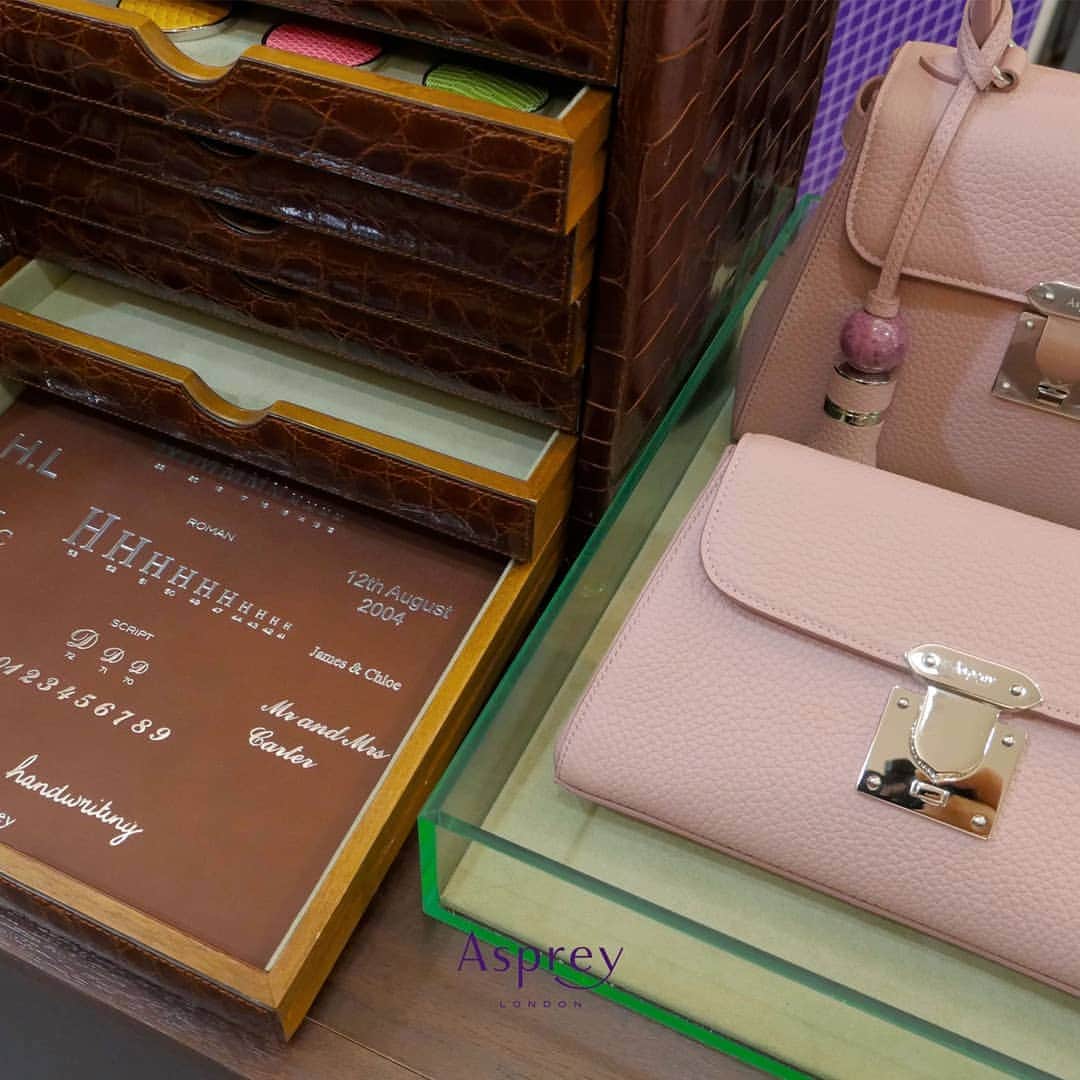 Candlewick Co., Ltd.さんのインスタグラム写真 - (Candlewick Co., Ltd.Instagram)「「英国ラグジュアリーブランドAsprey～今年の春はローズ色のバッグが主役♥」 . 実はオーダーも可能。 お好みの色でお作りいたします。 お名前、イニシャルも入れられます！ . お取扱い店 Asprey髙島屋日本橋店　03-6281-8271 Aspreyザ・リッツ・カールトンホテル大阪　06-6346-1881 Drawer 六本木店　03-5786-4844 .  店頭でぜひお手に取ってご覧くださいませ。 . "British luxury brand Asprey ~ This spring, rose-colored bags are playing the leading role. " . Custom orders are also possible. We can create a product with your favorite color. Your name and initials can also be included! . Available in these exclusive stores in Japan: . Asprey Takashimaya Nihombashi Store 03-6281-8271 Asprey The Ritz-Carlton Hotel Osaka 06-6346-1881 Drawer Roppongi Store 03-5786-4844 . Don’t hesitate to go to the store and experience the quality of Asprey products with your own hands. . #Aspreyjapan #Aspreylondon #1781年創業 #200年を超える伝統 #卓越した職人の技 #ロイヤルワラント #167 #ローズペダル #Asprey髙島屋日本橋店 #Aspreyザリッツカールトン大阪　#ドゥロワー六本木 #candlewickpr #tokyopr」3月18日 18時19分 - candlewick_jp