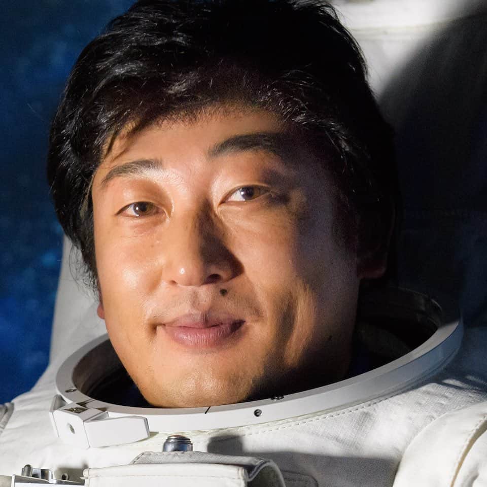 のインスタグラム：「・ ・ 3月18日は人類初の宇宙遊泳が実現した日。 ・  WSC(ワールド・スペース・クラブ) 日本プロジェクトリーダーの草野伸也。 ・ 草野は、ビルのエアダクトのバイトのシフトをやりくりしながら宇宙飛行士を続けているのは有名な話。 ・ ガガーリンの言葉で「地球は青かった」という言葉がありますが、 草野は宇宙に行ってどう感じたと語っているでしょう?! ・ 答えは明日の投稿の最後で! ※昨日のクイズの答え→「カラオケボックス」 ・ #クリエイターズファイル #草野伸也 #宇宙 #スペース #宇宙飛行士 #月 #星 #地球 #クリエイター #クイズ #記念日 #ダイアリー #写真日記 #日記 #サプライズ #ザテレビジョン」