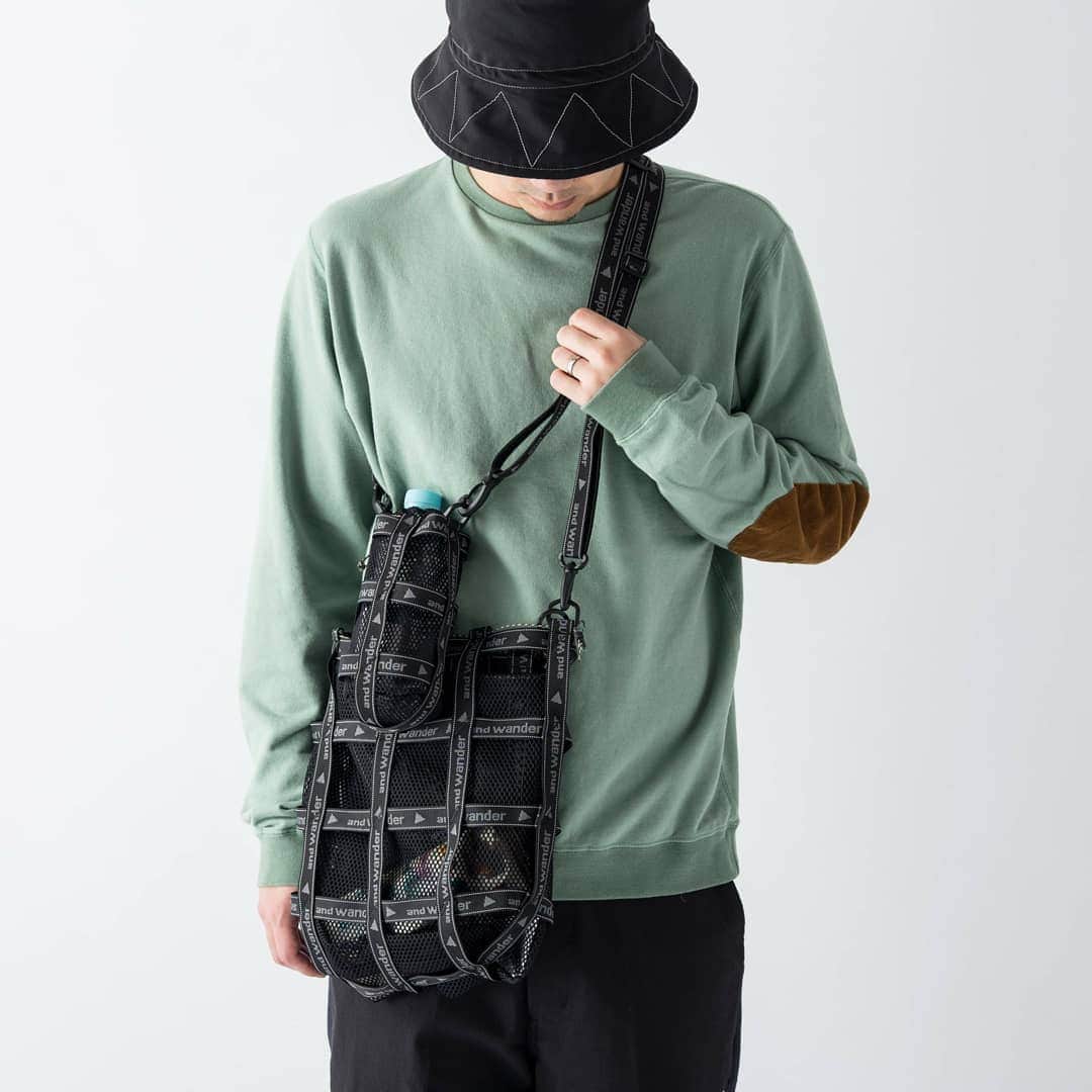 SUNDAY MOUNTAINさんのインスタグラム写真 - (SUNDAY MOUNTAINInstagram)「【お気に入りの小物をコーディネートのアクセントに！ロゴ入りオリジナルテープを組み上げて作られた存在感抜群のサブバッグ2つをご紹介】 JQ tape bag JQ tape bottle holder / #andwander color / black, grey size / one size 身長 / 174cm 普段着用サイズ / M  and wanderのロゴ入りのオリジナルテープをバータックステッチで組み上げた存在感抜群の2つのサブバッグ。  双方ともに取り外し可能なメッシュインナーを備え、お気に入りの小物をコーディネートに取り入れることが可能にしています。またメッシュインナーを取り外せば中に入れたもので自分やその日の気分を表現することも◎  メッシュインナーとバッグ本体共にドローコードで口を絞ることができるのでアイテムを守ると共に、バッグのシルエットを変更可能。  JQテープバッグは普段の持ち物を収納できるくらいの容量があり、ボトルホルダーも財布や携帯など最低限の持ち物を収納するのに十分な容量があります。  バッグはショルダーバッグとしてもトートバッグとしても使用可能でその日のスタイルに合わせて持ち変えることが可能です。  ボトルホルダーはカラビナで取り付けることができるのでリュックやパンツのベルトループなどに通せば存在感抜群のサブポケットとしても活躍します。  お気に入りの持ち物をコーディネートのアクセントにできる存在感抜群の2点は、こだわりの強いおしゃれな方にぜひ取り入れて欲しいアイテムです。  and wander - コレクションブランドのデザイナーをしていた2人が立ち上げたブランド、and wander。山への造詣の深さを感じさせる機能性と、高いデザイン性が魅力。 【shop】  オンラインストア #sundaymountain でご注文いただけます。 公式ページ、楽天市場、Yahoo、Wowmaにて販売中。 ・平日14:30までのご注文で翌日配達。  #アウトドアミックス #コーデ #20春夏 #おしゃれキャンプ #サンデーマウンテン #アウトドアショップ #アウトドアファッション #outdoorfashion #アウトドアコーデ #アウトドアスタイル #アウトドアブランド #おしゃれコーデ #アウトドアデイ #アウトドア好き #ストリート系ファッション #おしゃれアウトドア #アンドワンダー #サコッシュ #ポーチ #アクセサリー #アウトドアミックス #モードスタイル」3月18日 18時32分 - sundaymountain