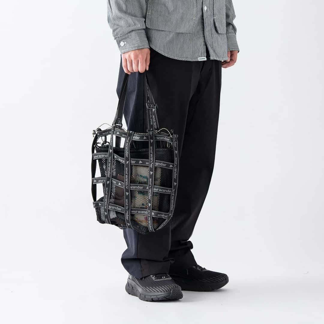 SUNDAY MOUNTAINさんのインスタグラム写真 - (SUNDAY MOUNTAINInstagram)「【お気に入りの小物をコーディネートのアクセントに！ロゴ入りオリジナルテープを組み上げて作られた存在感抜群のサブバッグ2つをご紹介】 JQ tape bag JQ tape bottle holder / #andwander color / black, grey size / one size 身長 / 174cm 普段着用サイズ / M  and wanderのロゴ入りのオリジナルテープをバータックステッチで組み上げた存在感抜群の2つのサブバッグ。  双方ともに取り外し可能なメッシュインナーを備え、お気に入りの小物をコーディネートに取り入れることが可能にしています。またメッシュインナーを取り外せば中に入れたもので自分やその日の気分を表現することも◎  メッシュインナーとバッグ本体共にドローコードで口を絞ることができるのでアイテムを守ると共に、バッグのシルエットを変更可能。  JQテープバッグは普段の持ち物を収納できるくらいの容量があり、ボトルホルダーも財布や携帯など最低限の持ち物を収納するのに十分な容量があります。  バッグはショルダーバッグとしてもトートバッグとしても使用可能でその日のスタイルに合わせて持ち変えることが可能です。  ボトルホルダーはカラビナで取り付けることができるのでリュックやパンツのベルトループなどに通せば存在感抜群のサブポケットとしても活躍します。  お気に入りの持ち物をコーディネートのアクセントにできる存在感抜群の2点は、こだわりの強いおしゃれな方にぜひ取り入れて欲しいアイテムです。  and wander - コレクションブランドのデザイナーをしていた2人が立ち上げたブランド、and wander。山への造詣の深さを感じさせる機能性と、高いデザイン性が魅力。 【shop】  オンラインストア #sundaymountain でご注文いただけます。 公式ページ、楽天市場、Yahoo、Wowmaにて販売中。 ・平日14:30までのご注文で翌日配達。  #アウトドアミックス #コーデ #20春夏 #おしゃれキャンプ #サンデーマウンテン #アウトドアショップ #アウトドアファッション #outdoorfashion #アウトドアコーデ #アウトドアスタイル #アウトドアブランド #おしゃれコーデ #アウトドアデイ #アウトドア好き #ストリート系ファッション #おしゃれアウトドア #アンドワンダー #サコッシュ #ポーチ #アクセサリー #アウトドアミックス #モードスタイル」3月18日 18時32分 - sundaymountain