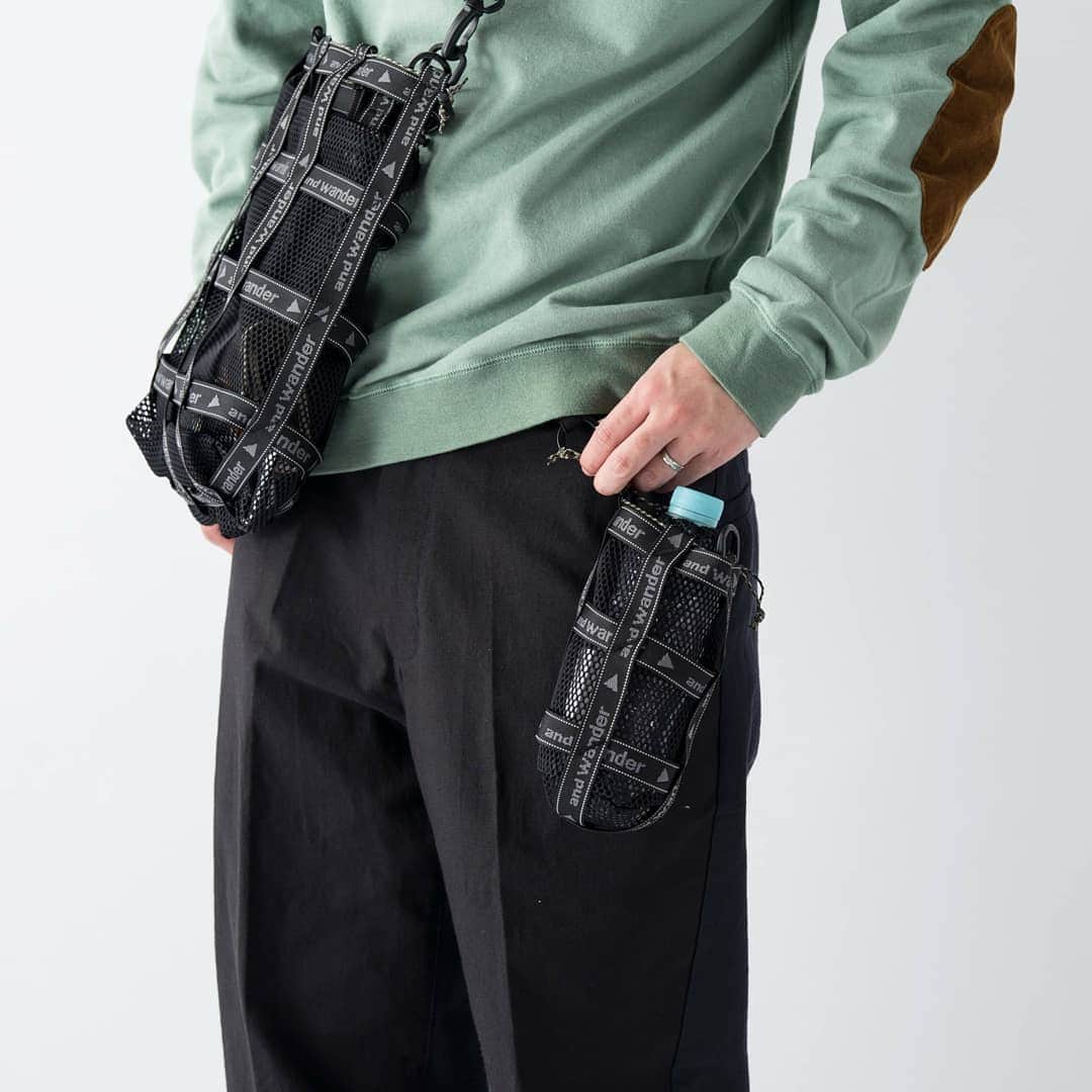 SUNDAY MOUNTAINさんのインスタグラム写真 - (SUNDAY MOUNTAINInstagram)「【お気に入りの小物をコーディネートのアクセントに！ロゴ入りオリジナルテープを組み上げて作られた存在感抜群のサブバッグ2つをご紹介】 JQ tape bag JQ tape bottle holder / #andwander color / black, grey size / one size 身長 / 174cm 普段着用サイズ / M  and wanderのロゴ入りのオリジナルテープをバータックステッチで組み上げた存在感抜群の2つのサブバッグ。  双方ともに取り外し可能なメッシュインナーを備え、お気に入りの小物をコーディネートに取り入れることが可能にしています。またメッシュインナーを取り外せば中に入れたもので自分やその日の気分を表現することも◎  メッシュインナーとバッグ本体共にドローコードで口を絞ることができるのでアイテムを守ると共に、バッグのシルエットを変更可能。  JQテープバッグは普段の持ち物を収納できるくらいの容量があり、ボトルホルダーも財布や携帯など最低限の持ち物を収納するのに十分な容量があります。  バッグはショルダーバッグとしてもトートバッグとしても使用可能でその日のスタイルに合わせて持ち変えることが可能です。  ボトルホルダーはカラビナで取り付けることができるのでリュックやパンツのベルトループなどに通せば存在感抜群のサブポケットとしても活躍します。  お気に入りの持ち物をコーディネートのアクセントにできる存在感抜群の2点は、こだわりの強いおしゃれな方にぜひ取り入れて欲しいアイテムです。  and wander - コレクションブランドのデザイナーをしていた2人が立ち上げたブランド、and wander。山への造詣の深さを感じさせる機能性と、高いデザイン性が魅力。 【shop】  オンラインストア #sundaymountain でご注文いただけます。 公式ページ、楽天市場、Yahoo、Wowmaにて販売中。 ・平日14:30までのご注文で翌日配達。  #アウトドアミックス #コーデ #20春夏 #おしゃれキャンプ #サンデーマウンテン #アウトドアショップ #アウトドアファッション #outdoorfashion #アウトドアコーデ #アウトドアスタイル #アウトドアブランド #おしゃれコーデ #アウトドアデイ #アウトドア好き #ストリート系ファッション #おしゃれアウトドア #アンドワンダー #サコッシュ #ポーチ #アクセサリー #アウトドアミックス #モードスタイル」3月18日 18時32分 - sundaymountain