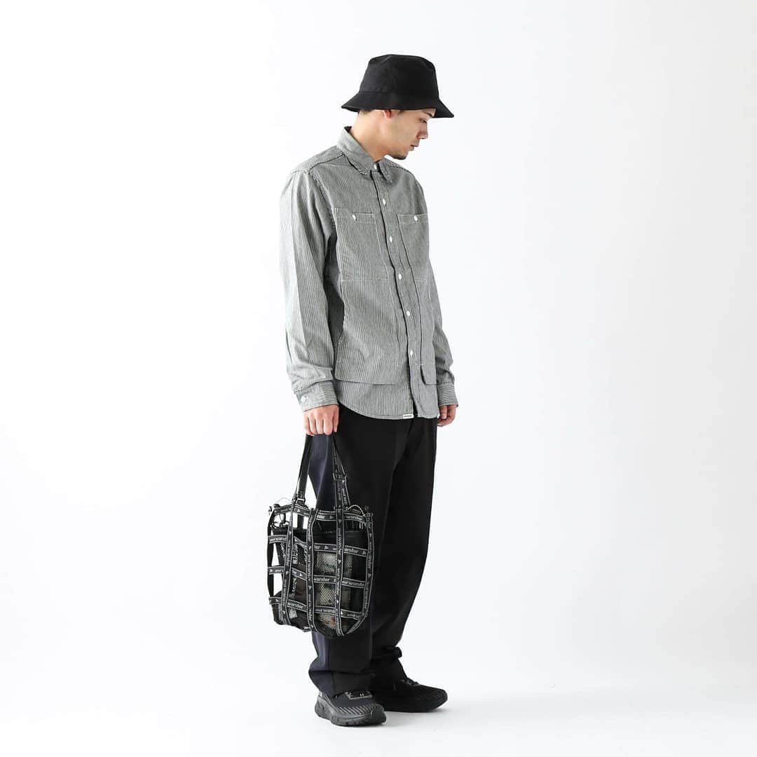 SUNDAY MOUNTAINさんのインスタグラム写真 - (SUNDAY MOUNTAINInstagram)「【お気に入りの小物をコーディネートのアクセントに！ロゴ入りオリジナルテープを組み上げて作られた存在感抜群のサブバッグ2つをご紹介】 JQ tape bag JQ tape bottle holder / #andwander color / black, grey size / one size 身長 / 174cm 普段着用サイズ / M  and wanderのロゴ入りのオリジナルテープをバータックステッチで組み上げた存在感抜群の2つのサブバッグ。  双方ともに取り外し可能なメッシュインナーを備え、お気に入りの小物をコーディネートに取り入れることが可能にしています。またメッシュインナーを取り外せば中に入れたもので自分やその日の気分を表現することも◎  メッシュインナーとバッグ本体共にドローコードで口を絞ることができるのでアイテムを守ると共に、バッグのシルエットを変更可能。  JQテープバッグは普段の持ち物を収納できるくらいの容量があり、ボトルホルダーも財布や携帯など最低限の持ち物を収納するのに十分な容量があります。  バッグはショルダーバッグとしてもトートバッグとしても使用可能でその日のスタイルに合わせて持ち変えることが可能です。  ボトルホルダーはカラビナで取り付けることができるのでリュックやパンツのベルトループなどに通せば存在感抜群のサブポケットとしても活躍します。  お気に入りの持ち物をコーディネートのアクセントにできる存在感抜群の2点は、こだわりの強いおしゃれな方にぜひ取り入れて欲しいアイテムです。  and wander - コレクションブランドのデザイナーをしていた2人が立ち上げたブランド、and wander。山への造詣の深さを感じさせる機能性と、高いデザイン性が魅力。 【shop】  オンラインストア #sundaymountain でご注文いただけます。 公式ページ、楽天市場、Yahoo、Wowmaにて販売中。 ・平日14:30までのご注文で翌日配達。  #アウトドアミックス #コーデ #20春夏 #おしゃれキャンプ #サンデーマウンテン #アウトドアショップ #アウトドアファッション #outdoorfashion #アウトドアコーデ #アウトドアスタイル #アウトドアブランド #おしゃれコーデ #アウトドアデイ #アウトドア好き #ストリート系ファッション #おしゃれアウトドア #アンドワンダー #サコッシュ #ポーチ #アクセサリー #アウトドアミックス #モードスタイル」3月18日 18時32分 - sundaymountain