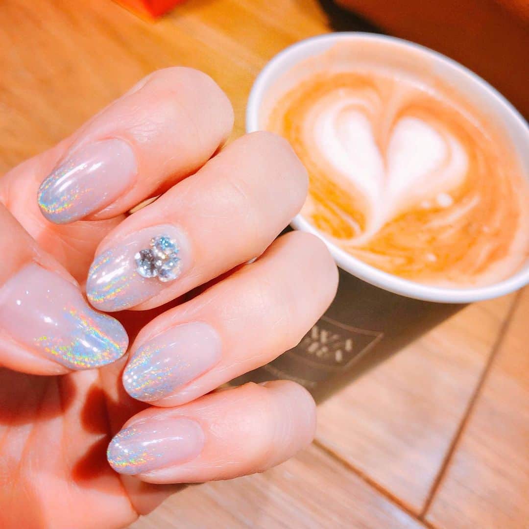 のインスタグラム：「お気に入りNAIL💅🏻 * ユニコーングラデーション🌈 ＋Vカットストーン💎💎 * * #nail #ネイルデザイン #シンプルネイル #ユニコーンネイル #🦄 #おしゃれカフェ #cafe #tokyo #cappuccino #announcer #caster #🎤」