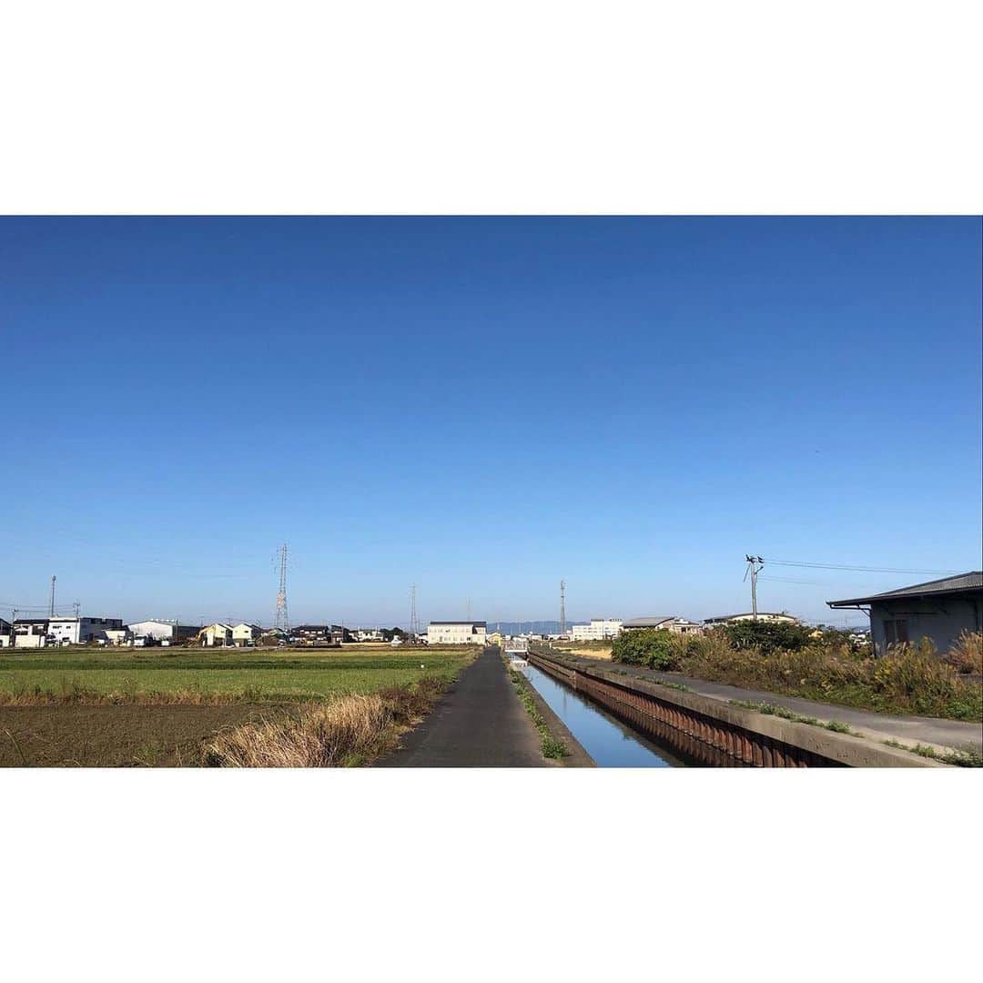 山田弥希寿さんのインスタグラム写真 - (山田弥希寿Instagram)「左にスワイプして空を見比べてみてください。 毎日走っているランニングコースです。 この道でいろんなことを考え、アイデアが思いつきました。美味しい空気、広い空を全身で受け…通りすぎてしまえばなんでもない道でも、毎日走っていると、その場所が特別な場所に。 これからもそんな場所がたくさんできるんだろうなと、感慨深い気持ちになっています…  #空 #自然 #ランニング #空の変化」3月18日 18時27分 - mikitoshi_617