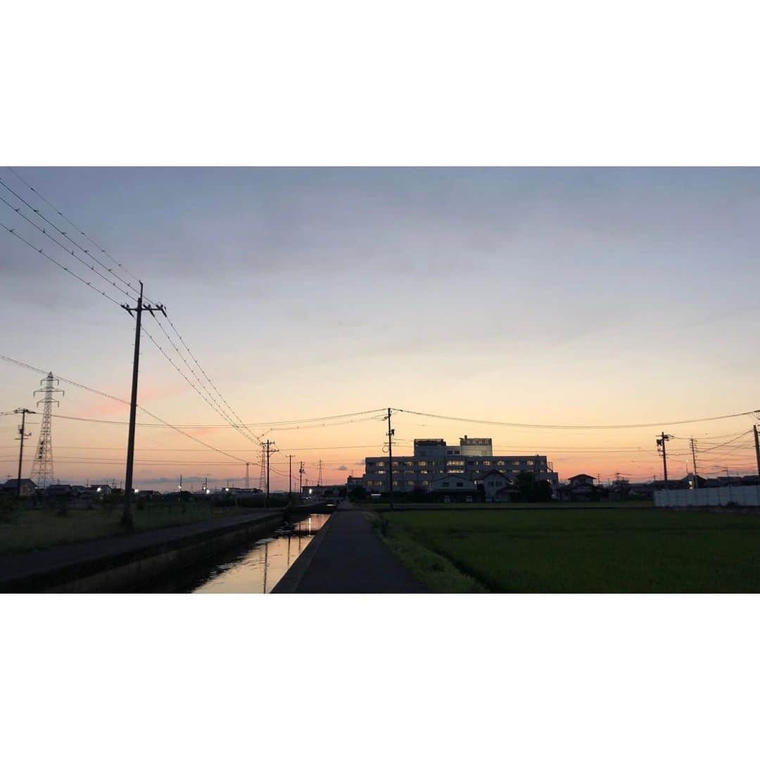 山田弥希寿さんのインスタグラム写真 - (山田弥希寿Instagram)「左にスワイプして空を見比べてみてください。 毎日走っているランニングコースです。 この道でいろんなことを考え、アイデアが思いつきました。美味しい空気、広い空を全身で受け…通りすぎてしまえばなんでもない道でも、毎日走っていると、その場所が特別な場所に。 これからもそんな場所がたくさんできるんだろうなと、感慨深い気持ちになっています…  #空 #自然 #ランニング #空の変化」3月18日 18時27分 - mikitoshi_617