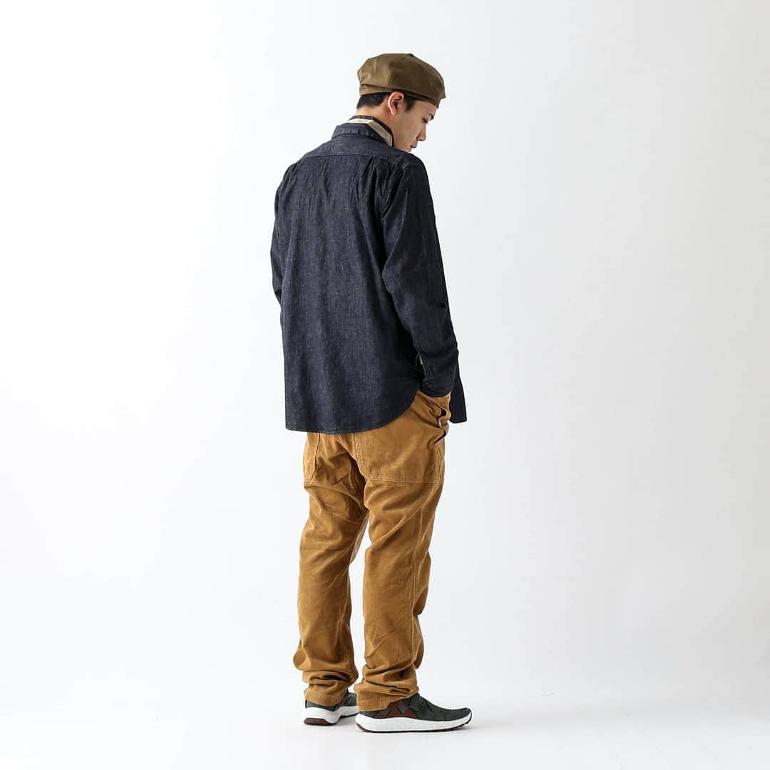 SUNDAY MOUNTAINさんのインスタグラム写真 - (SUNDAY MOUNTAINInstagram)「【素材からディテール、縫製までこだわり抜いて作られた上質な1本！薄手で快適なはき心地のSASSAFRASのガーデニングパンツ】 fall leaf sprayer pants / #sassafras color / beige(corduroy), navy size / M 身長 / 174cm 普段着用サイズ / M  SASSAFRASから登場の使い勝手抜群のストレートパンツ。 定番のFALL LEAF PANTSとSPRAYER PANTSをミックスしたデザインで軽やかな生地感とリラクシングなサイジングがコーディネートを選ばず取り入れやすい春夏のヘビーローテーション入り間違いなしの1本です。  コーデュロイとスタンダードの2種類のファブリックを展開しており、スタイルに合わせてお選び頂けます。  少し長めの丈感はそのまま着用しても、折り返して着用してもラフでワークライクなシルエットが決まります。  今注目を集めるコーデュロイを取り入れてもよし、スタンダードなコットンヘンプでワークライクなスタイルに合わせてもよしの長年スタンダードアイテムとして愛用したくなる1本です。 【shop】  オンラインストア #sundaymountain でご注文いただけます。 公式ページ、楽天市場、Yahoo、Wowmaにて販売中。 ・平日14:30までのご注文で翌日配達。  #アウトドアミックス #コーデ #20春夏 #おしゃれキャンプ #サンデーマウンテン #アウトドアショップ #アウトドアファッション #outdoorfashion #アウトドアコーデ #アウトドアスタイル #アウトドアブランド #おしゃれコーデ #アウトドアデイ #アウトドア好き #ストリート系ファッション #おしゃれアウトドア #ササフラス #ボトムス #コーデュロイパンツ #コーデュロイ #アウトドアミックス #メンズボトムス」3月18日 18時28分 - sundaymountain
