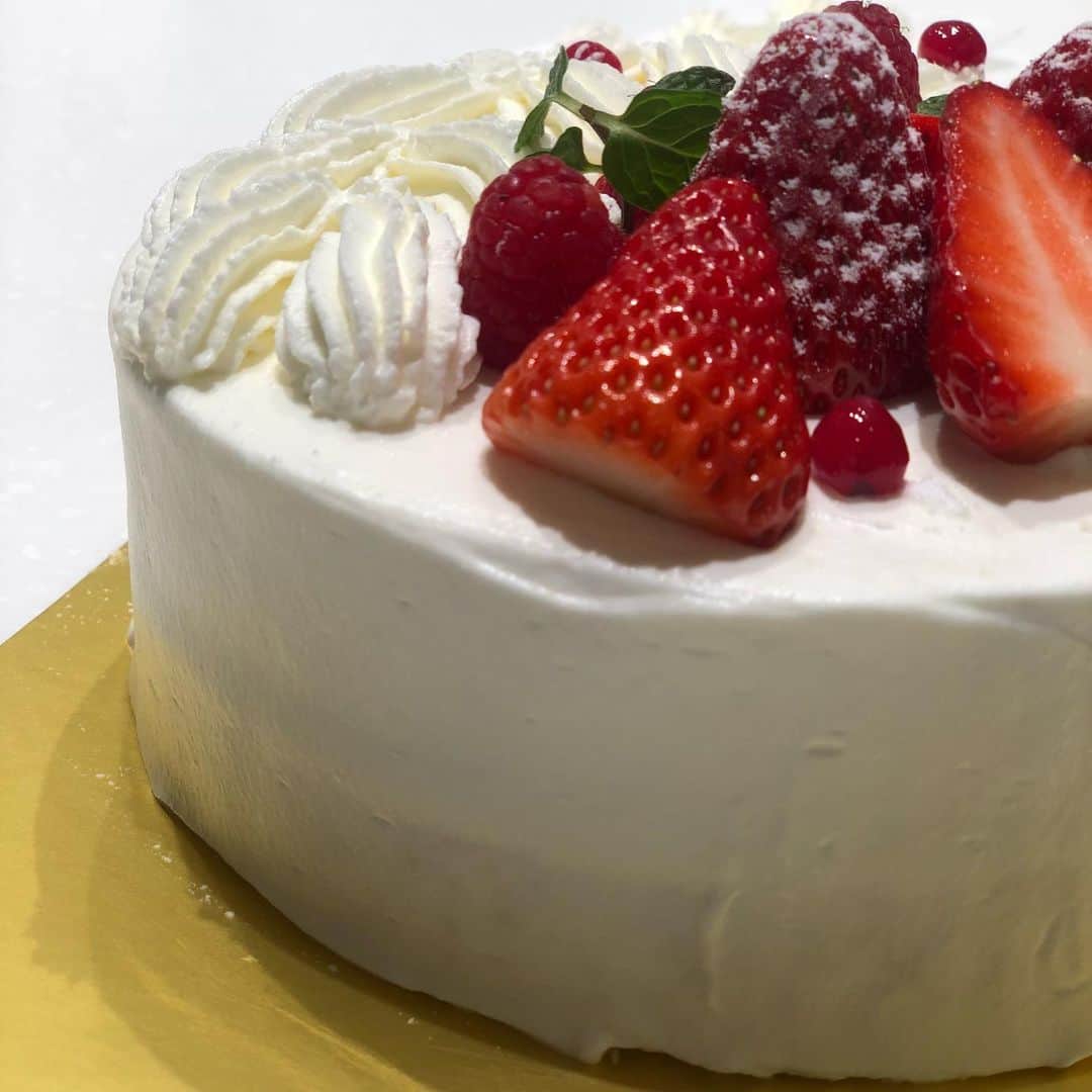 菊池良子さんのインスタグラム写真 - (菊池良子Instagram)「【#手作りケーキ #abcクッキング 】 ・ ・ イチゴのショートケーキを作りました♪こんなに難しいとは…💦 ・ ・ 難しいのはデコレーション！ ・ クリームがガタガタになってしまいます。きれいに滑らかに塗るのは想像以上の難しさでした💦 ・ ・ 練習あるのみです🙋‍♀️ ・ ・ #料理 #手作り #ケーキ #ショートケーキ #イチゴのケーキ #ケーキ屋さんはすごい #cake #cooking #announcer」3月18日 18時38分 - kikuryo627happy