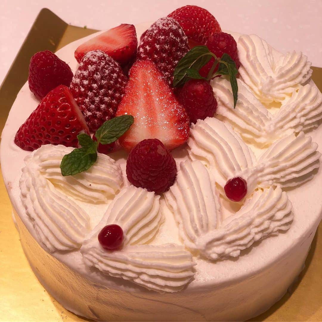 菊池良子さんのインスタグラム写真 - (菊池良子Instagram)「【#手作りケーキ #abcクッキング 】 ・ ・ イチゴのショートケーキを作りました♪こんなに難しいとは…💦 ・ ・ 難しいのはデコレーション！ ・ クリームがガタガタになってしまいます。きれいに滑らかに塗るのは想像以上の難しさでした💦 ・ ・ 練習あるのみです🙋‍♀️ ・ ・ #料理 #手作り #ケーキ #ショートケーキ #イチゴのケーキ #ケーキ屋さんはすごい #cake #cooking #announcer」3月18日 18時38分 - kikuryo627happy