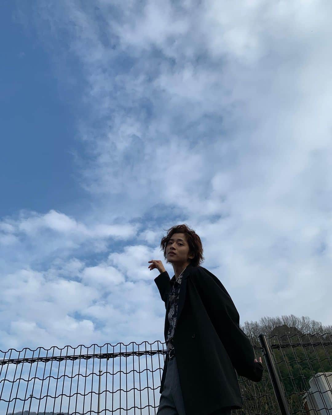 飯島寛騎のインスタグラム：「青い空と雲と23歳男性」