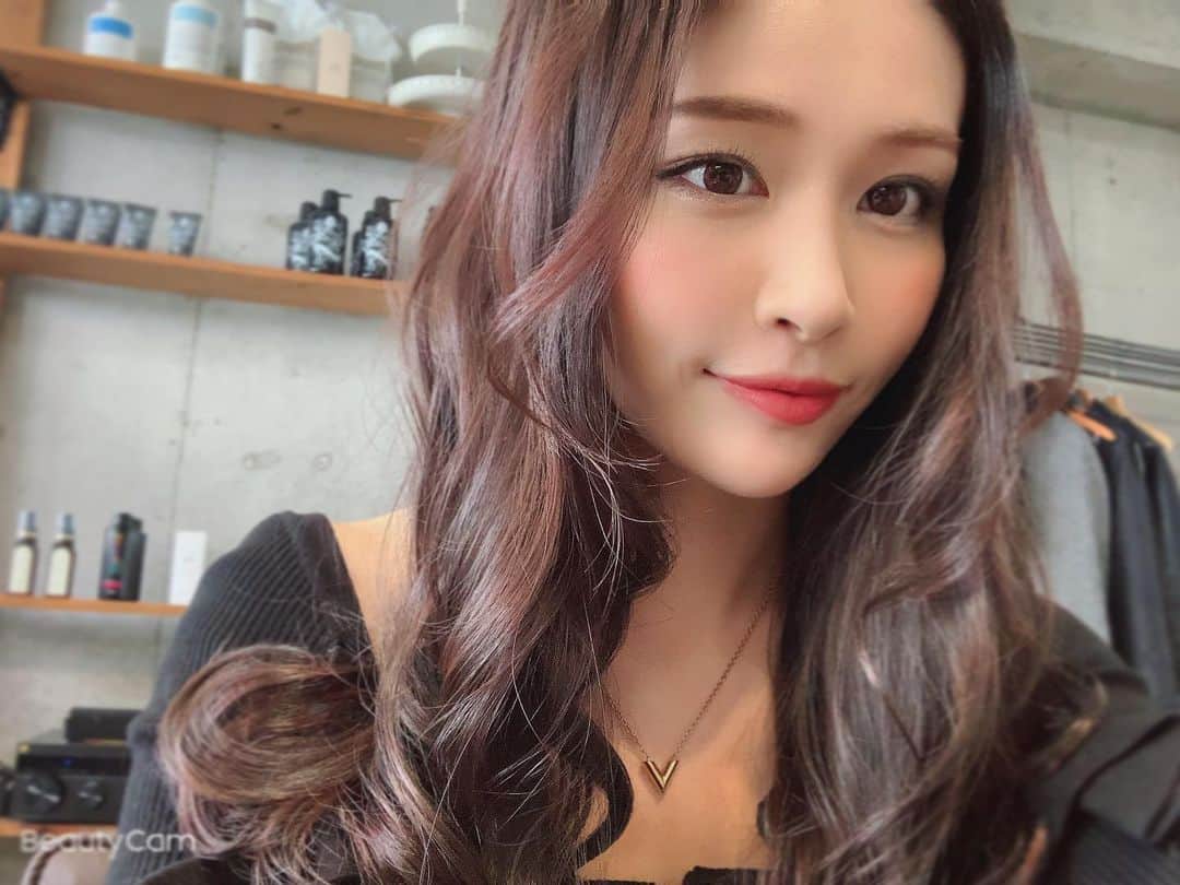 横町ももこさんのインスタグラム写真 - (横町ももこInstagram)「💖 . ヘアメンテ✨ . 髪色はひたすらピンク系で攻めてきたけど今の流行りに敏感な友達に指摘されて少しグリーンを入れてアッシュ系路線にシフトしてみようと思った❗️笑 . ヒデさんいつも私のわがままを叶えてくれてありがとうございます💚 . .  #ヘアメンテ#美容室#piece201 #newhaircolor#haircolor#hairsalon#treatment#hair#モテ髪#美髪#サラツヤ髪#ストレートヘア#ロングヘアー#beauty#upstyle#ヘアセット#ヘアアレンジ #中目黒#japanesegirl#model #コロナに負けるな  #フォロワー増やしたい#フォロワー募集中#followme」3月18日 18時40分 - momochadayo