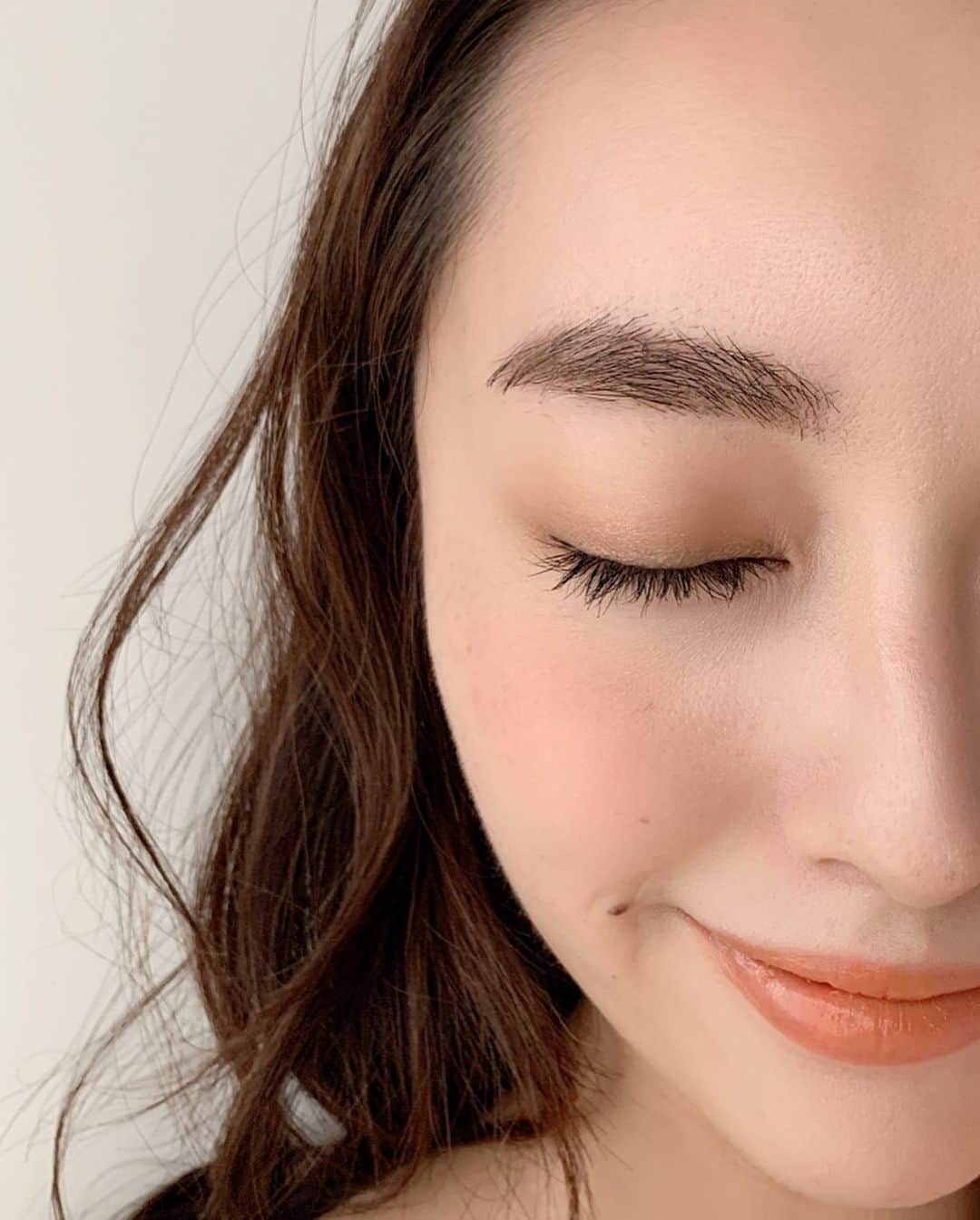 小祝麻里亜さんのインスタグラム写真 - (小祝麻里亜Instagram)「今回の動画は春のメイクアップ💄ニュアンスメイクをご紹介します😊🌸🌸使ったアイテムは全て @osaji__ 。 2枚目はわかりやすいかな？と、素肌からのプロセスを…寝起きだし、加工も無しで非常に血色が悪いのだけど🤣許して🙏🙏 3枚目は使用したアイテム、4枚目は自然光で見た状態です。(1枚目は蛍光灯でみた状態) 大人がトライする春のニュアンスメイク、、をテーマにしてみました！気負わずにできて、顔周りから春を感じさせてみました🌸🌸 ． ． ＿＿＿＿＿＿＿＿＿＿ #オサジ #オサジメイクアップコレクション #プロセス動画 #メイク動画 #お気に入りコスメ #春コスメ#コスメレビュー #makeup #instabeauty #osaji #makeupmovie #오운애티튜드 #화장품 #뷰티스타그램 #메이크업 #메이크업스타그램」3月18日 18時42分 - maria_koiwai