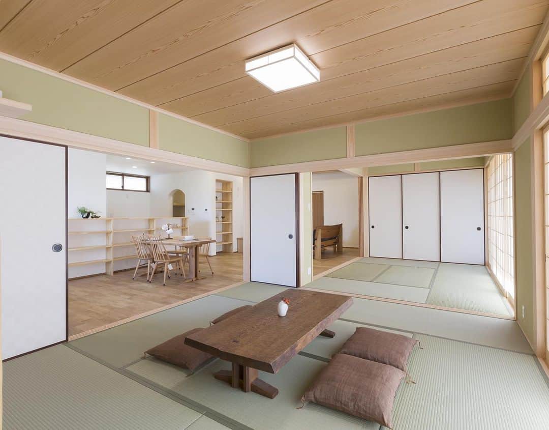 OKOCHI STYLE(香川県) さんのインスタグラム写真 - (OKOCHI STYLE(香川県) Instagram)「家づくり情報をお届けしています📲﻿ いいね👍フォロー大歓迎です✨﻿ ﻿ 本日3/18が締切の予約制完成見学会のご案内。﻿ 二世帯住宅をご覧いただけます。﻿ ﻿ 開放感あるリビングとこだわりの和室も見どころです。 実は、和室も得意の工務店です✨ ﻿ ご予約いただければ、どなた様でもご見学可能です。﻿ ﻿ 詳細はHP【イベント予告】をご覧ください。﻿ ﻿ Instagramで紹介した写真は、下のプロフィールをご覧ください♪﻿ ーーーーーーーーー﻿ @okochi.komuten ﻿ ーーーーーーーーー﻿ ﻿ 資料請求専用インスタ始めました！﻿ 家づくりの資料請求はこちらから⬇️﻿ ーーーーーーーー﻿ @request_ok﻿ ーーーーーーーー﻿ ﻿ 街角リゾート木きん堂倶楽部のインスタもご覧ください(カフェ&ギャラリー情報)🌟﻿ ーーーーーーーーー﻿ @mokkindou.cafe ﻿ ーーーーーーーーー﻿ ﻿ 大河内工務店HPのURLはこちら⬇️﻿ https://www.okochi.co.jp﻿ ﻿ #リビング #広いリビング #和室 #完成見学会　#香川の家　#自然素材の家 #木の家 #木の家づくり#工務店 #建築 #設計 #自由設計 #注文住宅 #新築一戸建て #新築注文住宅 #新築戸建て #施工事例 #工務店だからつくれる家 #暮らしを楽しむ #家づくり #おしゃれな家 #マイホームプラン #香川イベント  #香川の工務店 #香川県 #大河内工務店」3月18日 18時42分 - okochi.komuten