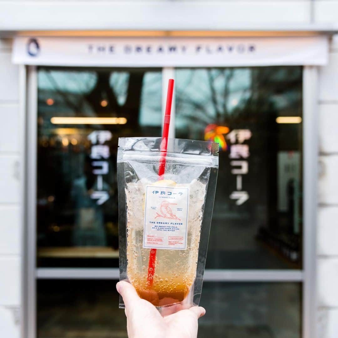 haconiwa / 箱庭さんのインスタグラム写真 - (haconiwa / 箱庭Instagram)「クラフトコーラ専門の「伊良コーラ（いよしコーラ）」が、東京・下落合に初の路面店をオープンしました。﻿ @iyoshicola ﻿ 工房でつくられた出来立てコーラをいただくことができます。 コーラ＝体に良くないという常識を覆す、スパイシーでフレッシュなコーラです。  ソーダと割ることで、美味しいコーラをご自宅で簡単につくることができる、お持ち帰り用シロップもおすすめ。 ぜひ行ってみてくださいね。  詳細はhaconiwaの記事をご覧ください。 https://www.haconiwa-mag.com/life/2020/03/iyoshicola-2/  #コーラ #伊良コーラ #クラフトコーラ #下落合」3月18日 18時43分 - haconiwa_mag
