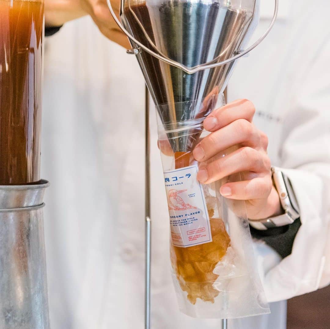 haconiwa / 箱庭さんのインスタグラム写真 - (haconiwa / 箱庭Instagram)「クラフトコーラ専門の「伊良コーラ（いよしコーラ）」が、東京・下落合に初の路面店をオープンしました。﻿ @iyoshicola ﻿ 工房でつくられた出来立てコーラをいただくことができます。 コーラ＝体に良くないという常識を覆す、スパイシーでフレッシュなコーラです。  ソーダと割ることで、美味しいコーラをご自宅で簡単につくることができる、お持ち帰り用シロップもおすすめ。 ぜひ行ってみてくださいね。  詳細はhaconiwaの記事をご覧ください。 https://www.haconiwa-mag.com/life/2020/03/iyoshicola-2/  #コーラ #伊良コーラ #クラフトコーラ #下落合」3月18日 18時43分 - haconiwa_mag