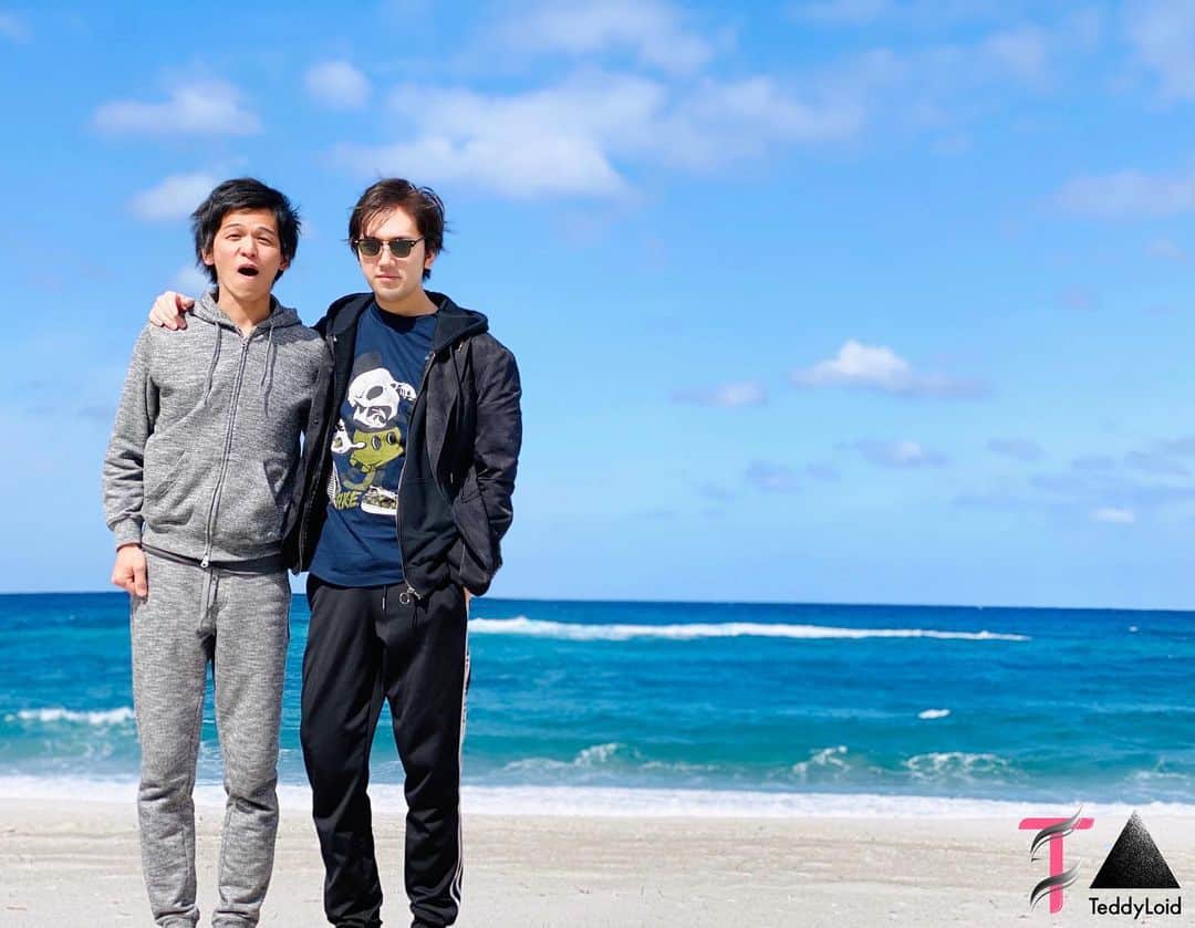 TeddyLoidのインスタグラム：「良い撮影ができました🌴 ・ Island of Gods @ Kozushima ・ 僕の大好きなシーシャ屋「ばんびえん」のオーナー りょうくんと @vangvieng_hookah_shisha ・ 💥INFO💥 ・ ばんびえん ・ 高田馬場店 14:00〜24:00 (ラストオーダー23:00) 定休日:なし 新宿区高田馬場4-18-9  2階 0359375793 ・ 高田馬場2号店 16:00〜24:00(ラストオーダー23:00) 定休日:なし 高田馬場1-32-11 小澤ビル2階 03-6380-2009 ・ 中野店 15:00〜24:00(ラストオーダー23:00) 定休日:なし 中野区中野5-36-6  2階 0368767719 ・ オンラインショップ Tokyo Shisha @tokyoshisha  https://tokyoshisha.com/」