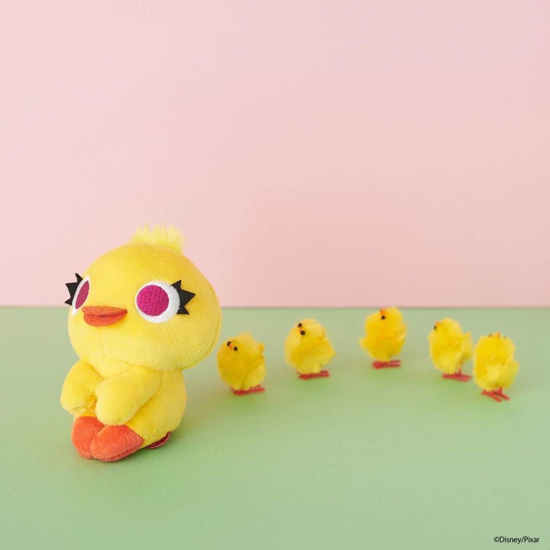 のインスタグラム：「#20200318 * バニーが見ていたのは・・・ダッキーでした☆  うしろに・・・？！ どこからかついてきちゃったみたい♡ * #ちょっこりさん #ディズニー#ディズニーグッズ #ぬい撮り#ぬいぐるみ #chokkorisan#disney #takaratomyarts #ぬいぐるみと撮り隊 #disney写真部 #ディズニーグッズ #ちょっこりさん好きな人とつながりたい  #ダッキー #トイストーリー」