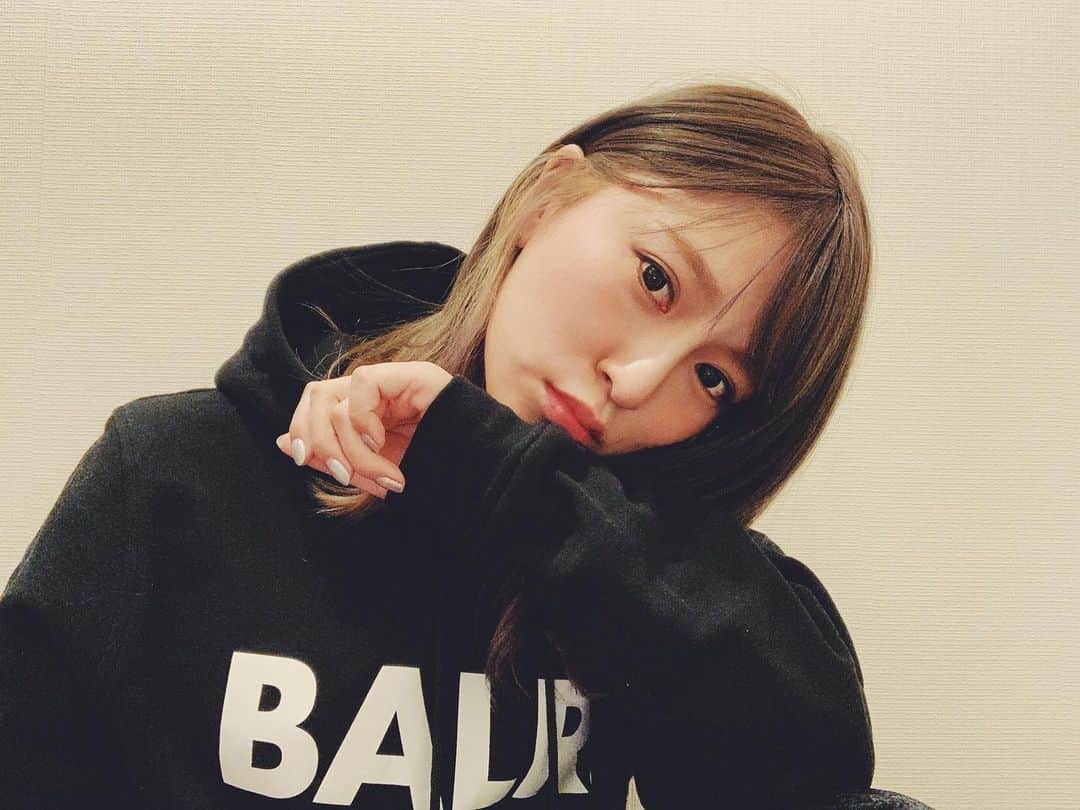 戸島花のインスタグラム：「🦁 耳にかけるとインナーカラー明るいのわかるね  #balr #balrjapan #balancestyle #パーカー #こそばゆくて #フーディー #とは言えない」